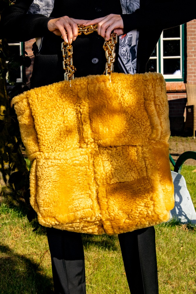 Bottega Veneta "The Chain Tote Bag" in Gelb und Gold
