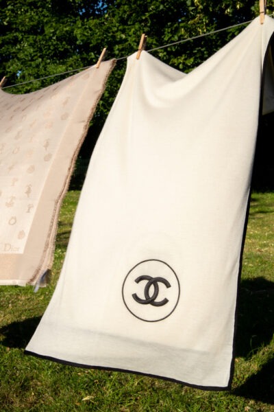 Chanel Schal mit CC-Stickerei in Ecru und Schwarz