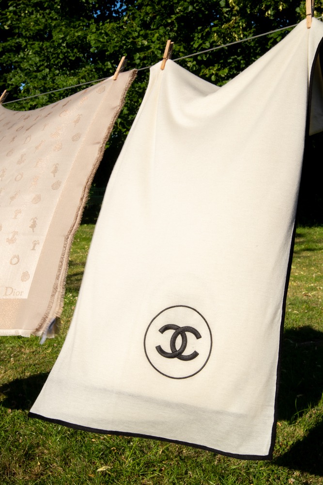 Chanel Schal mit CC-Stickerei in Ecru und Schwarz