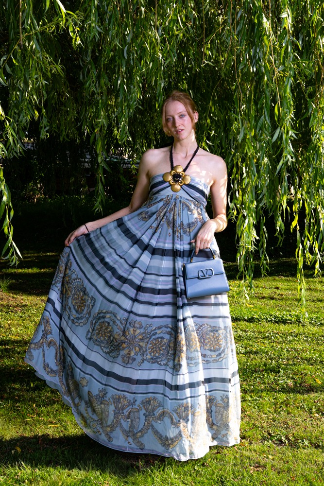 Gucci Vintage Maxikleid mit Print in Grau und Gold