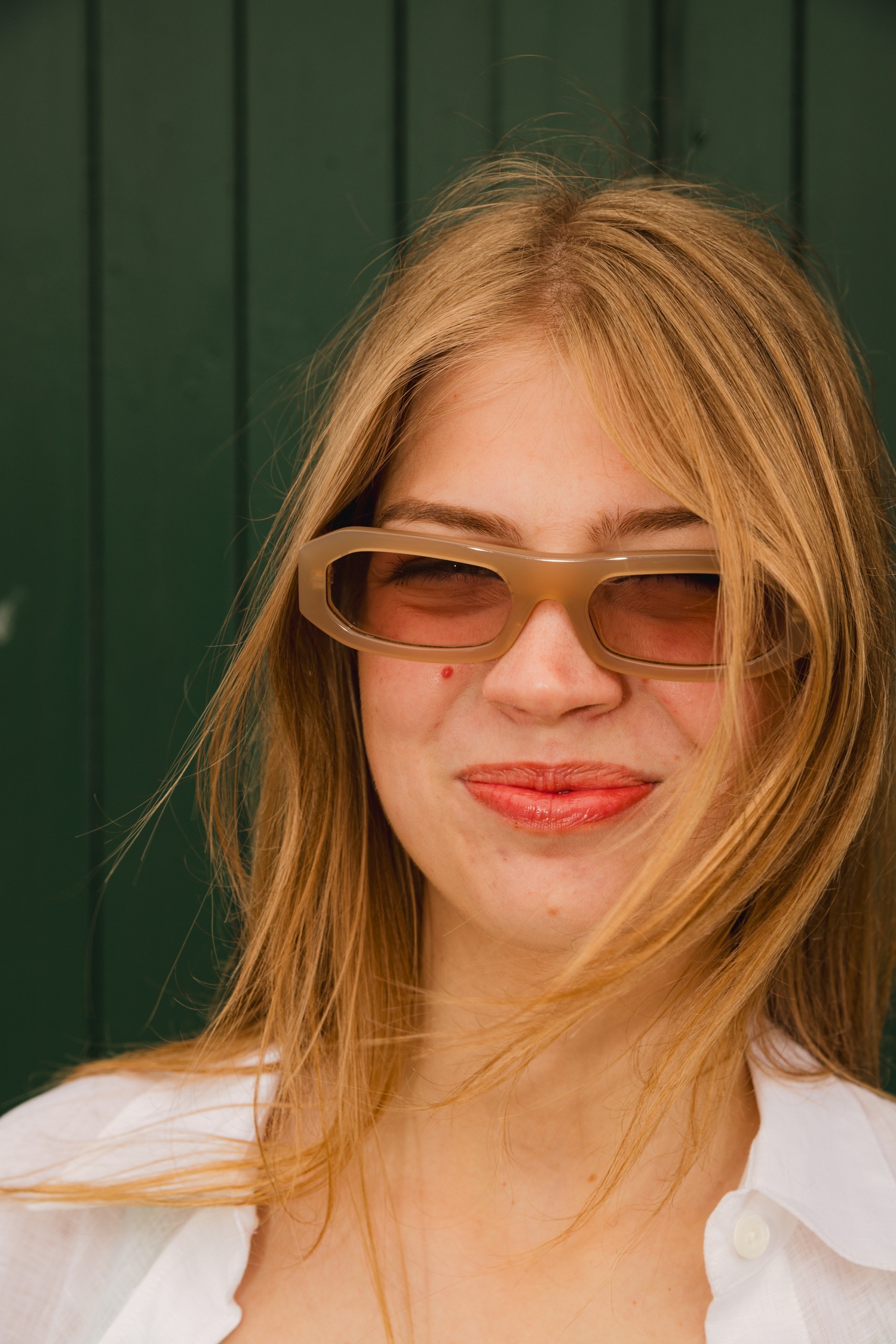 Karen Wazen "Hazel" Sonnenbrille in Sand