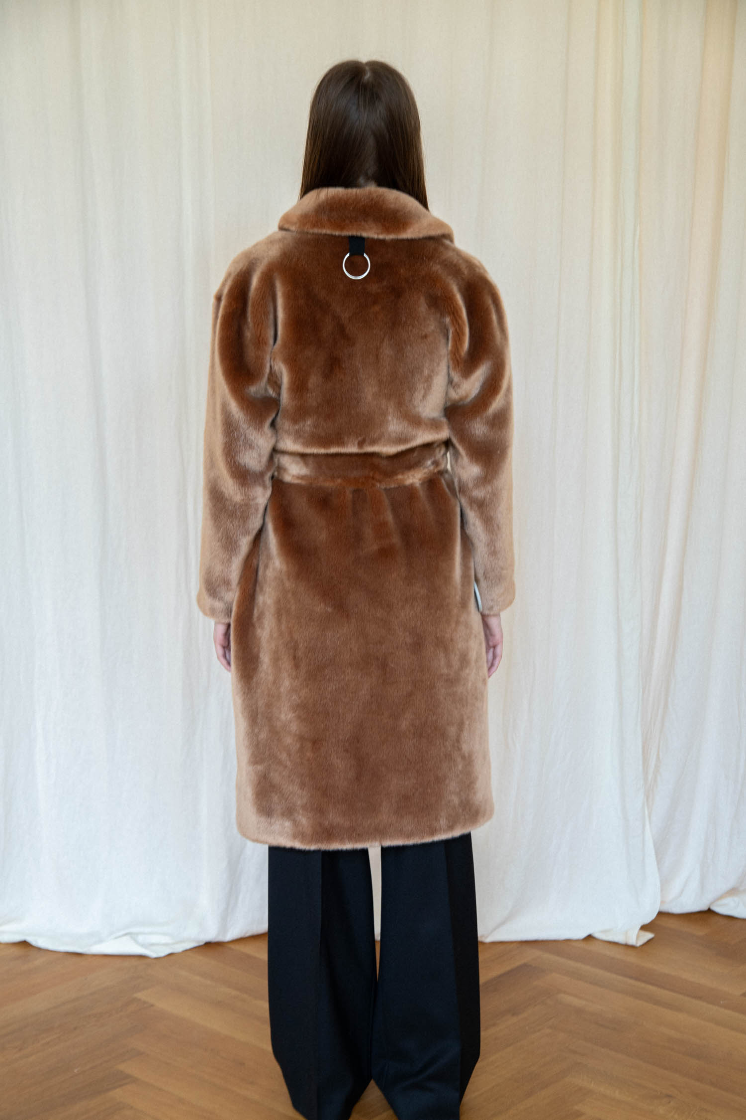 TIBI langer Fellmantel mit Gürtel in Cognac-braun
