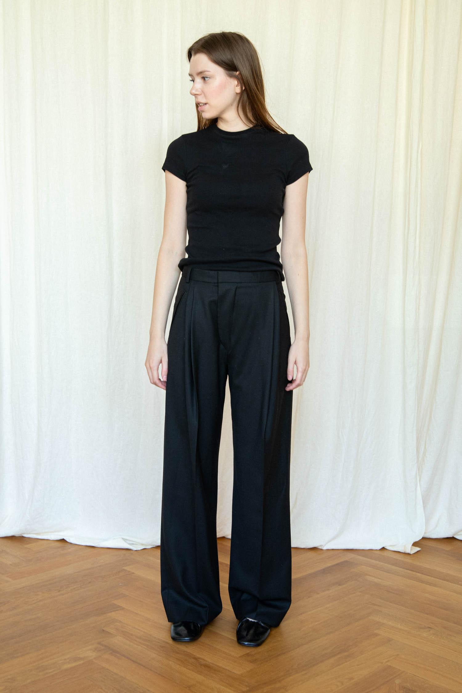 Victoria Beckham Bundfaltenhose in Schwarz