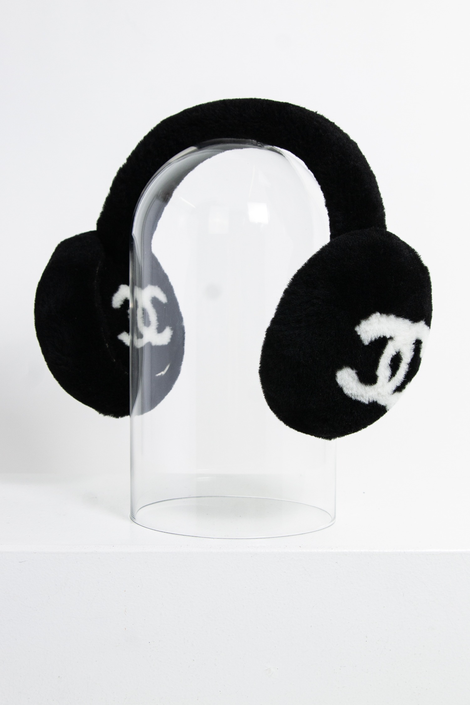 Chanel Shearling-Ohrenwärmer in schwarz