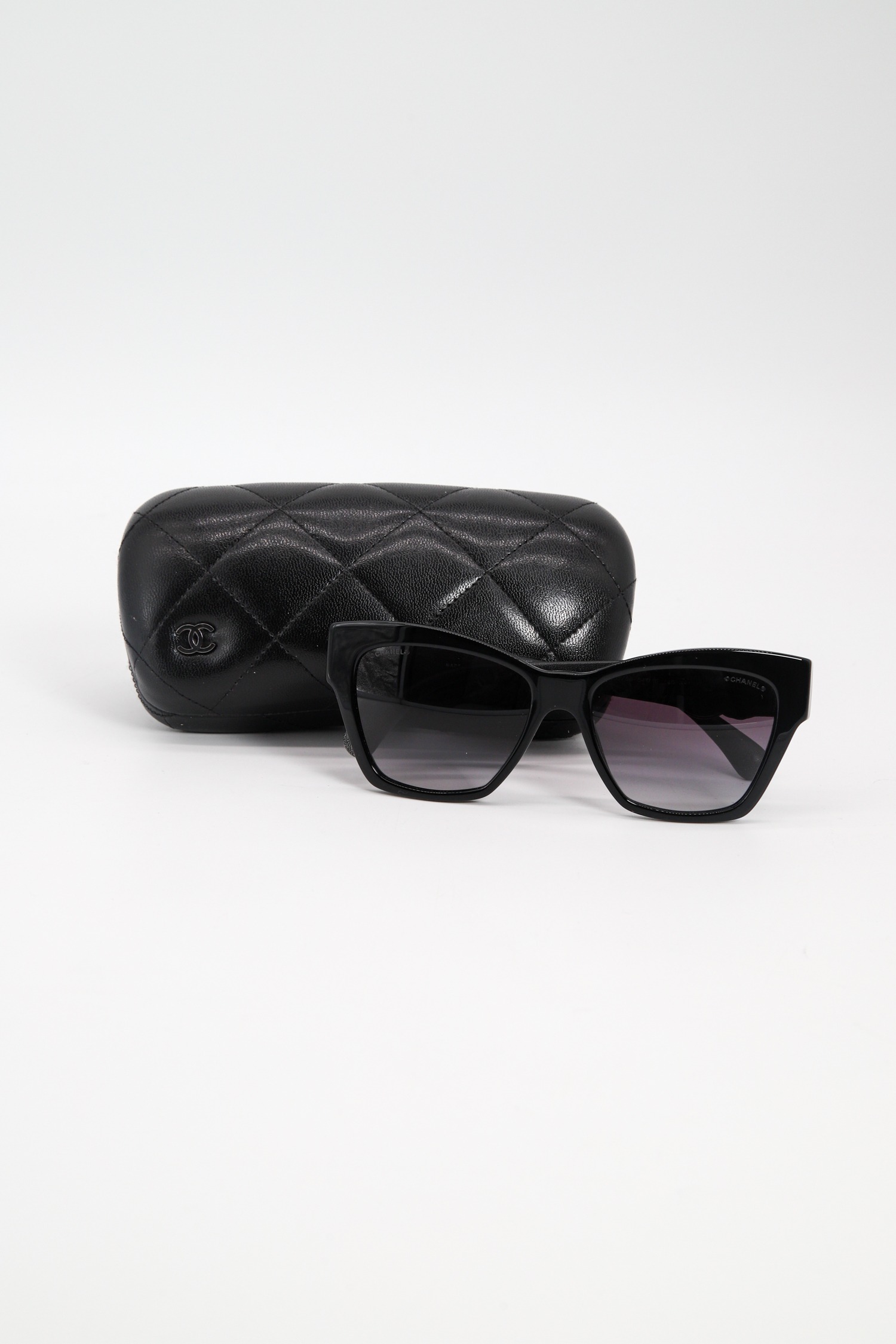 Chanel Sonnenbrille mit Logo in Schwarz