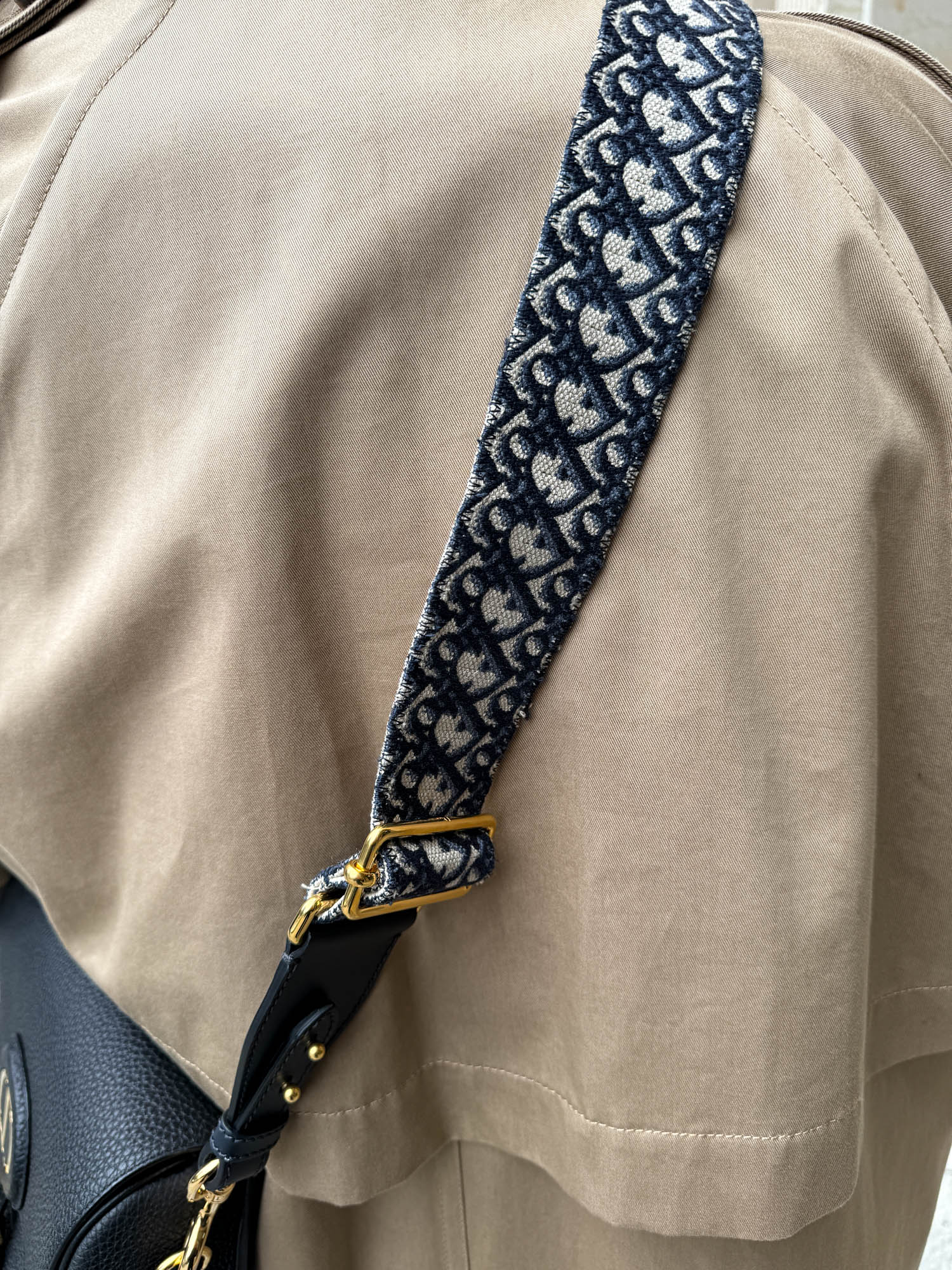 Dior "Bobby" Umhängetasche in Schwarz mit Monogram-Gurt
