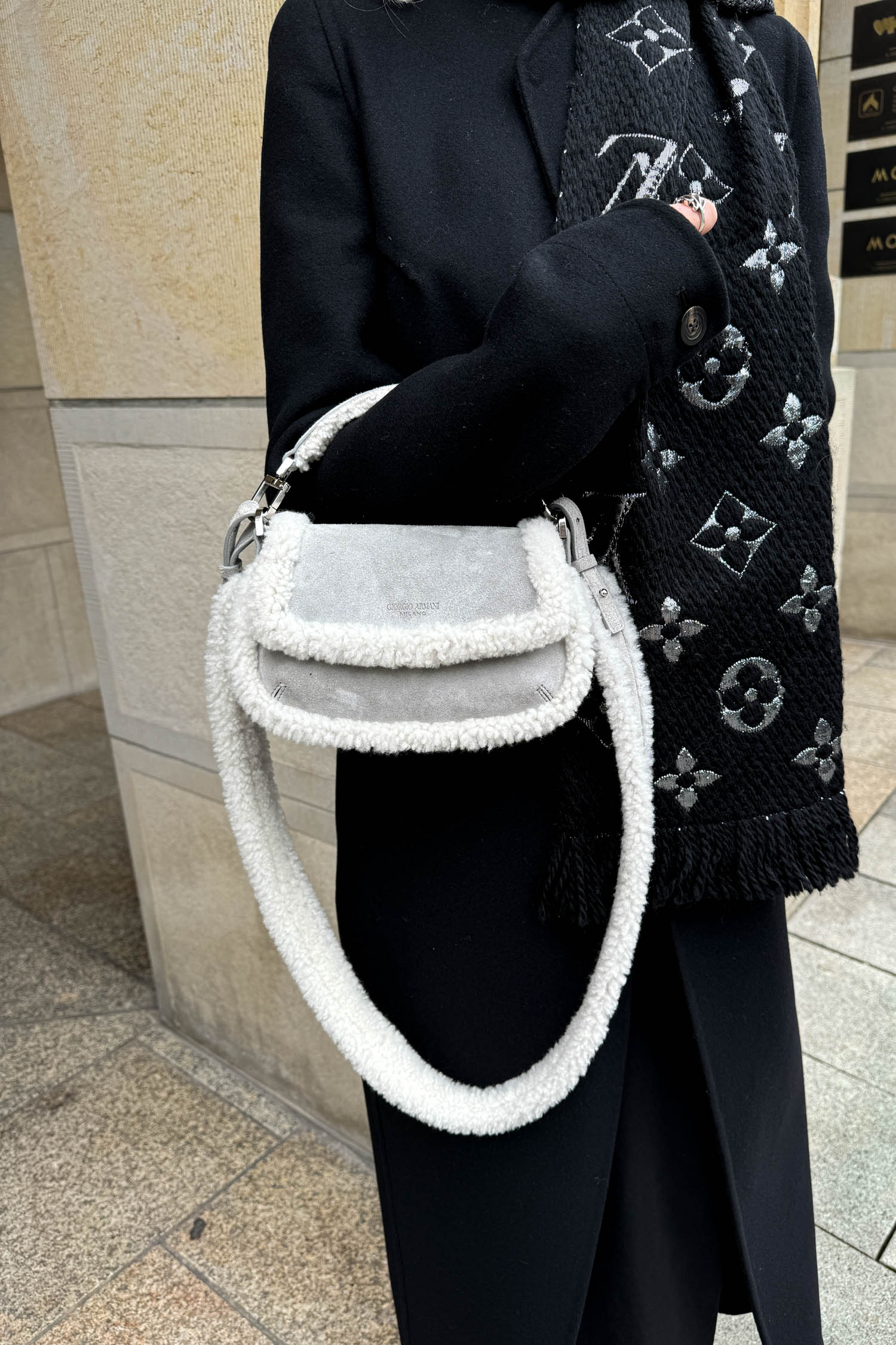Giorgio Armani "La Prima" Umhängetasche mit Fell in Grau
