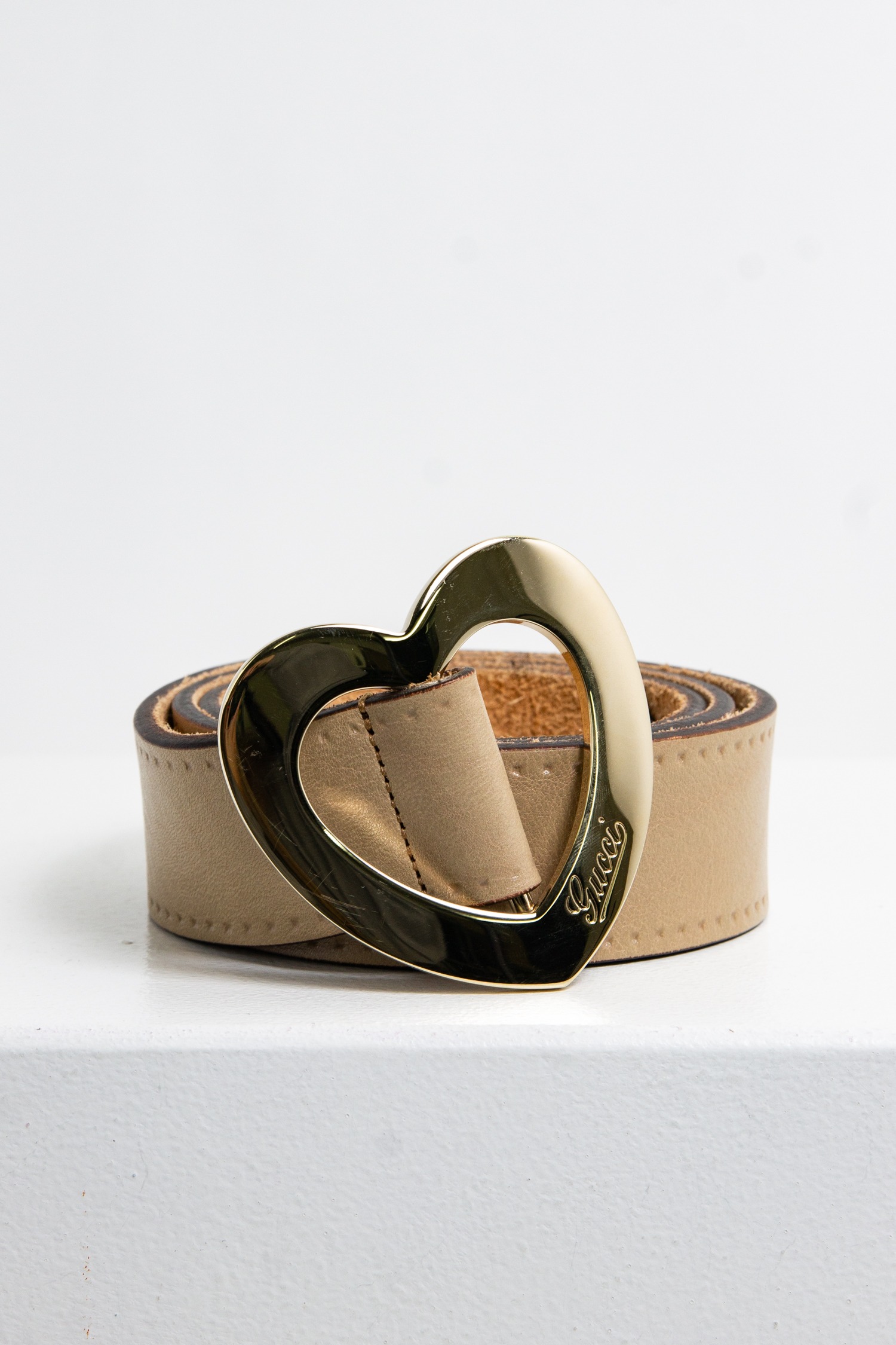 Gucci Ledergürtel mit Herzschnalle in beige