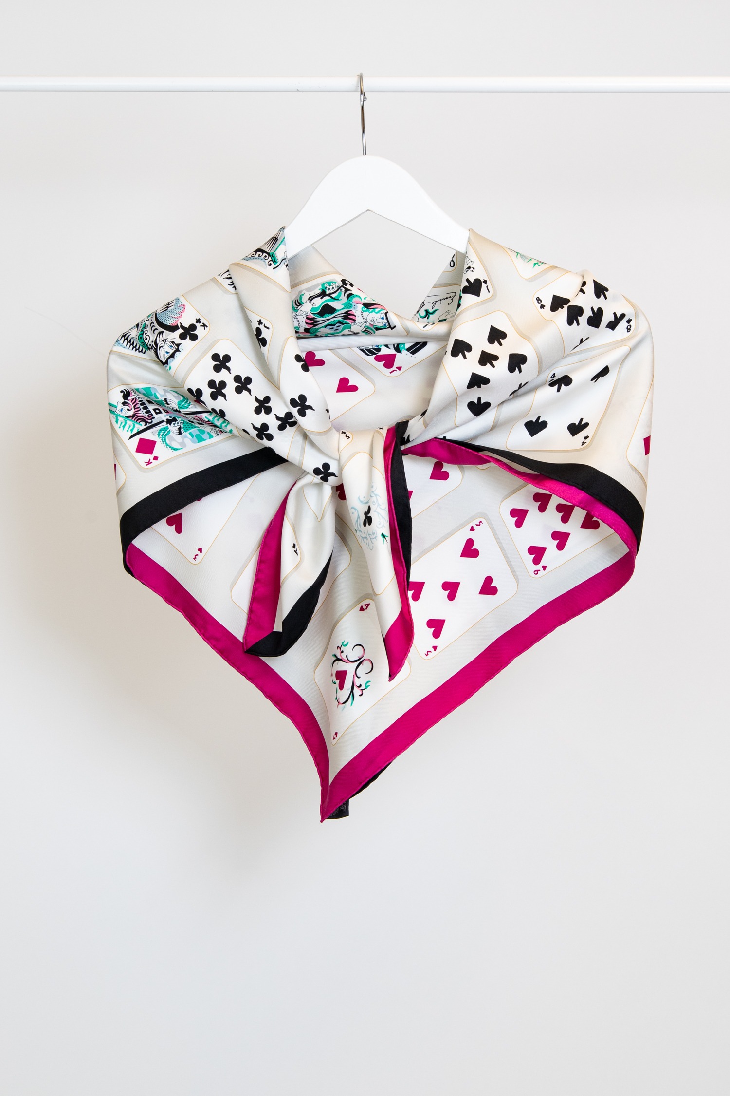 Hermès "Jeu de Cartes" Seidencarré in Beige