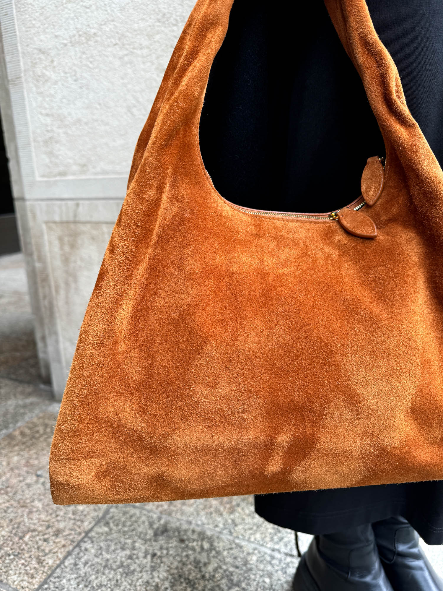 Khaite "Beatrice Hobo" Schultertasche in Caramel