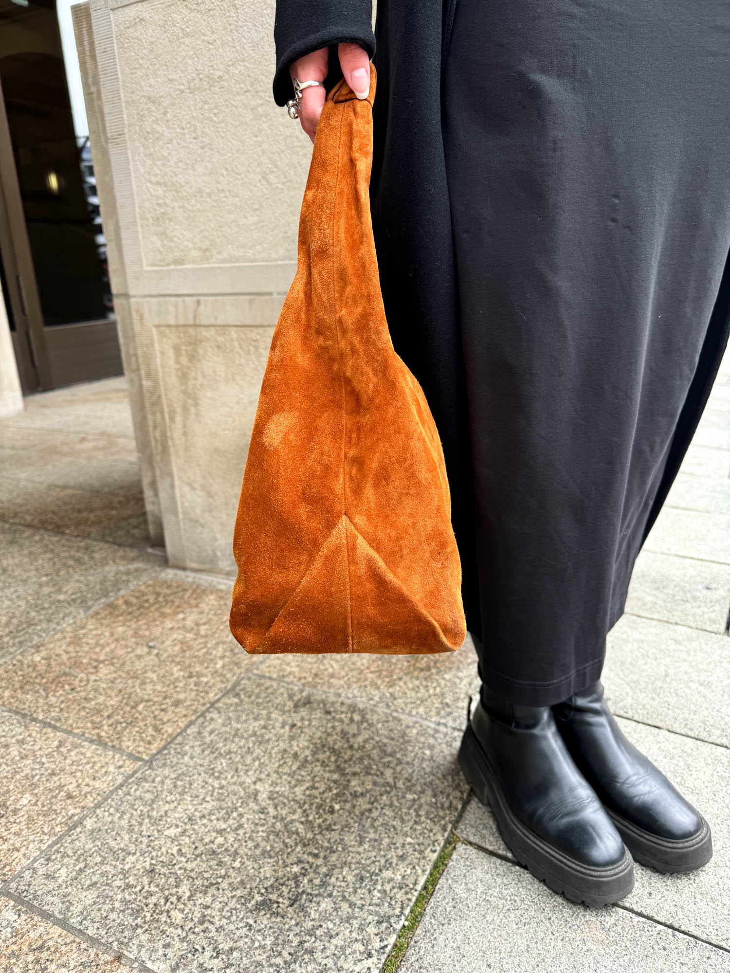 Khaite "Beatrice Hobo" Schultertasche in Caramel