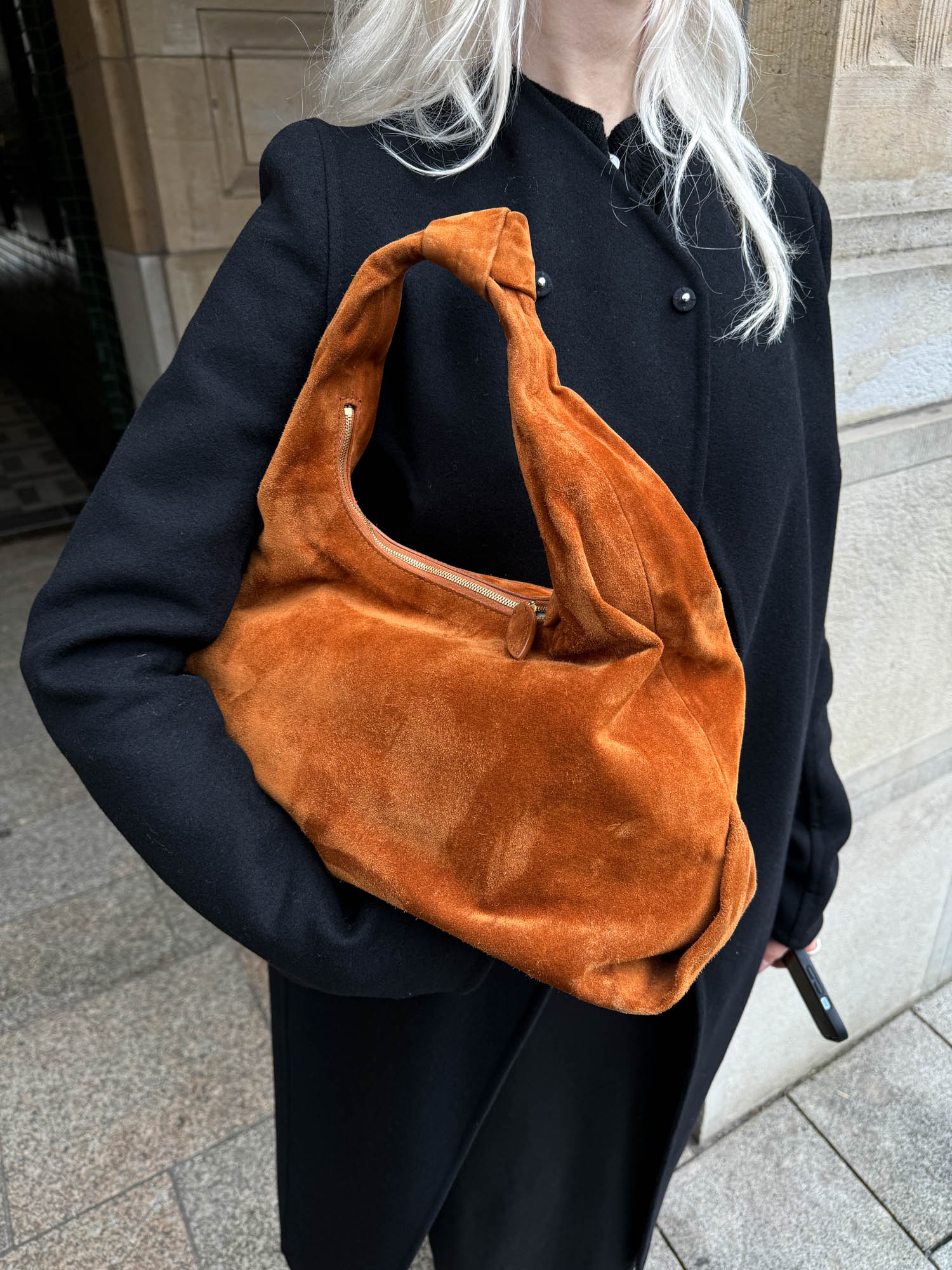 Khaite "Beatrice Hobo" Schultertasche in Caramel