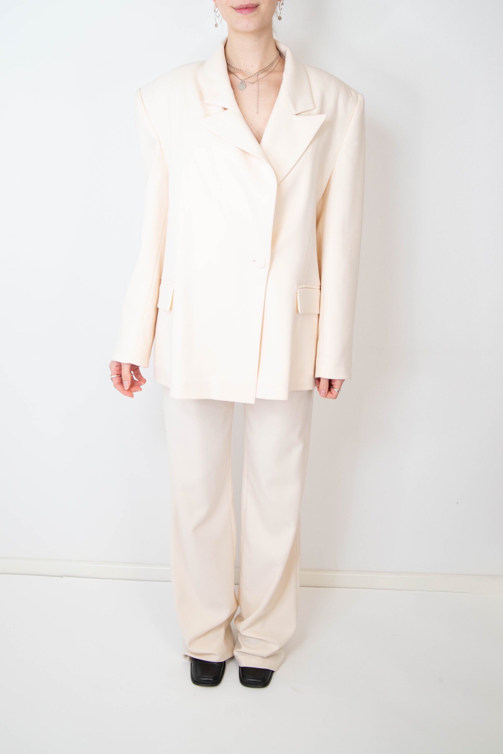 Ceren Ocak Set aus Hose, Weste und Blazer in Creme