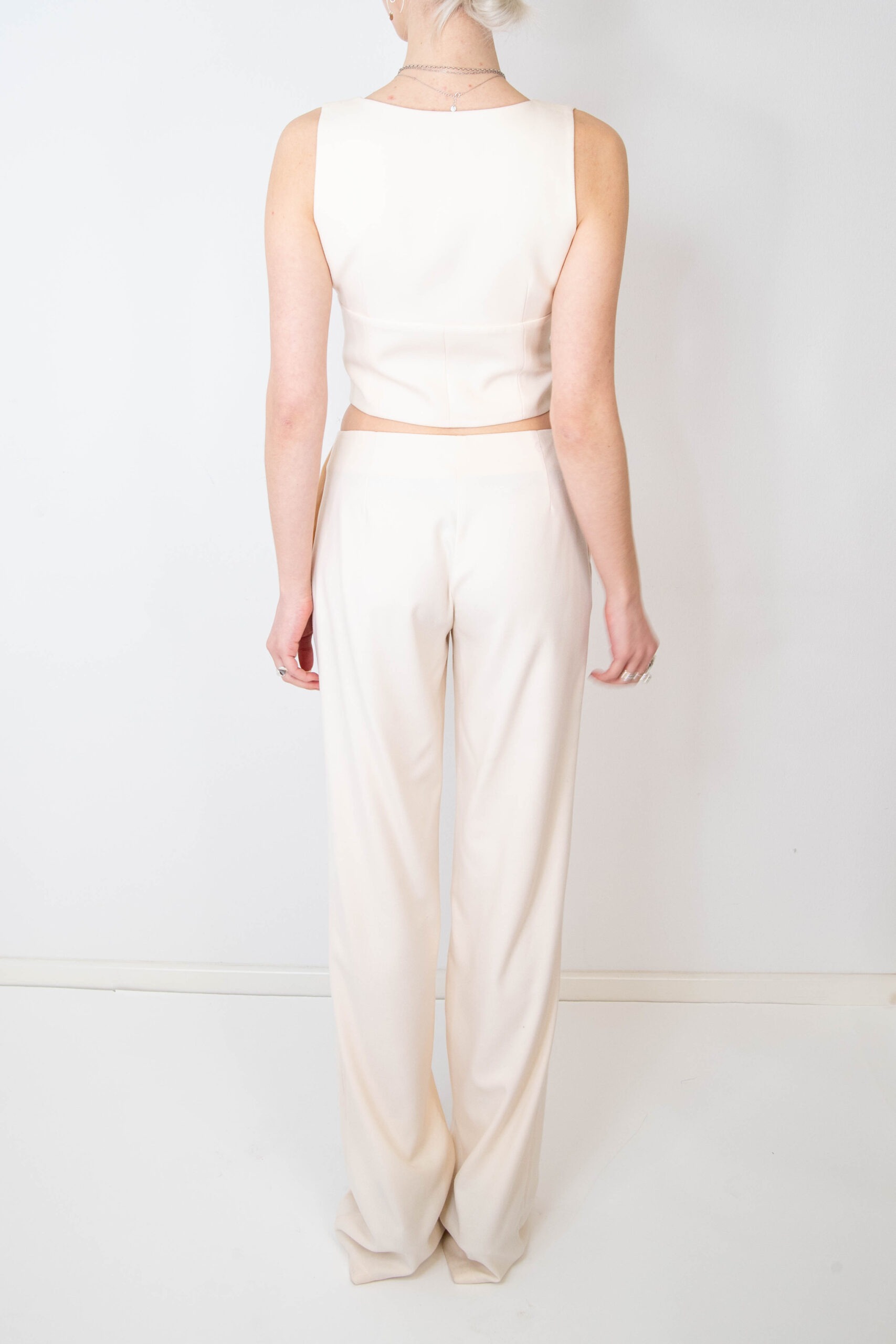 Ceren Ocak Set aus Hose, Weste und Blazer in Creme