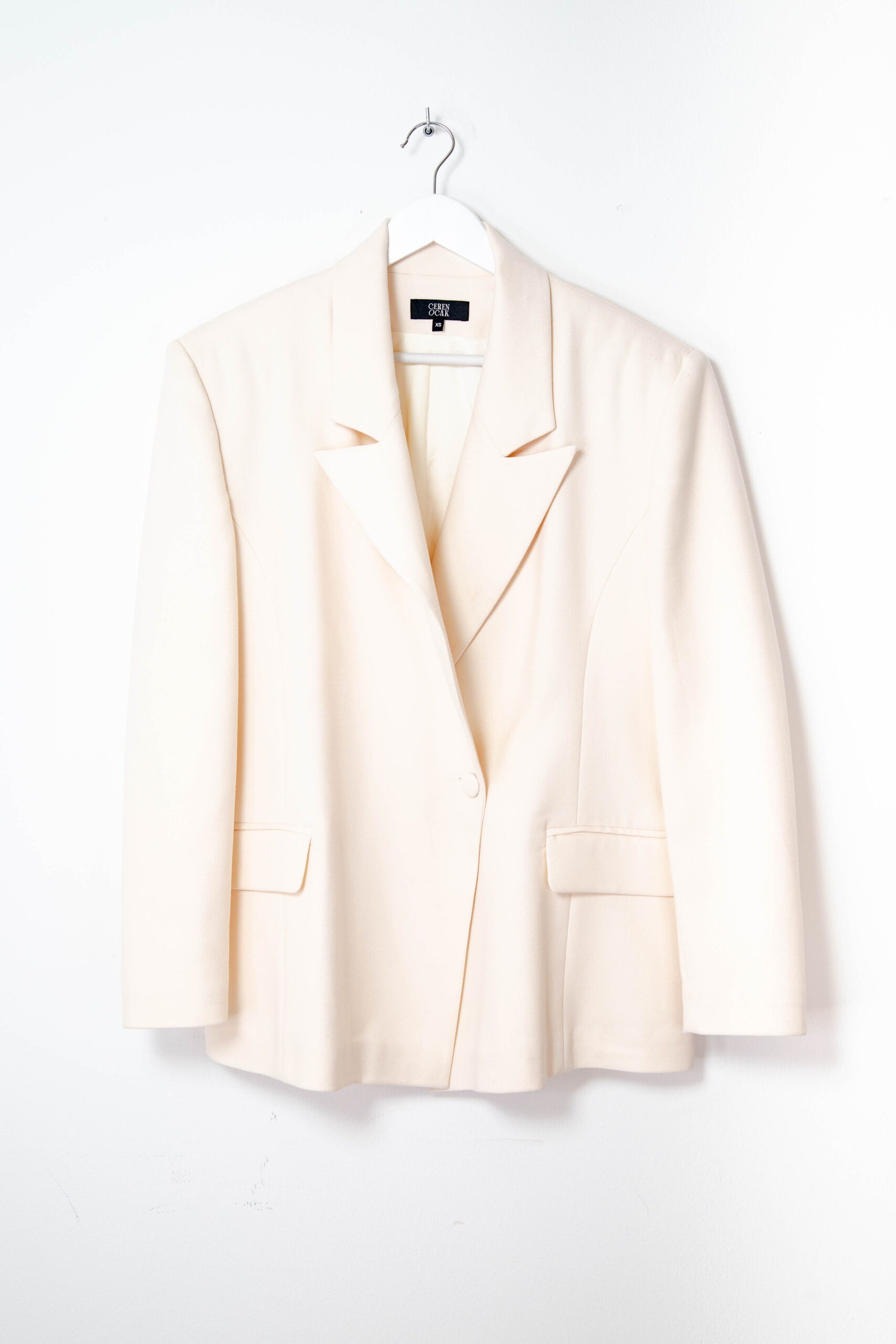 Ceren Ocak Set aus Hose, Weste und Blazer in Creme