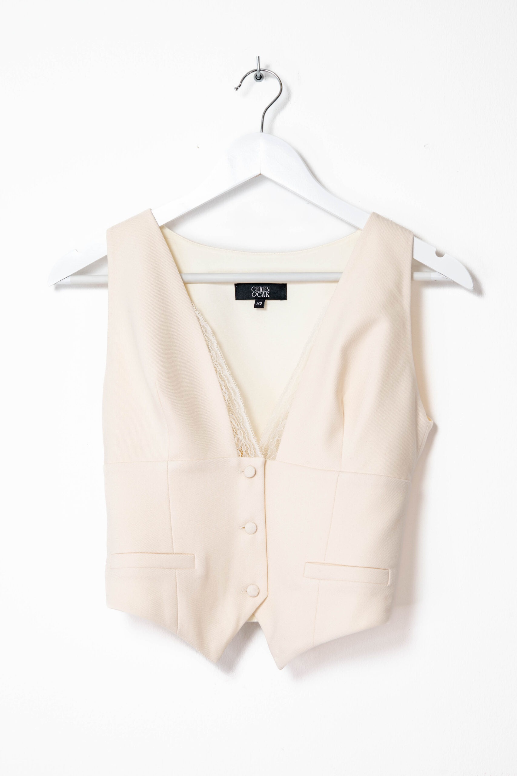 Ceren Ocak Set aus Hose, Weste und Blazer in Creme