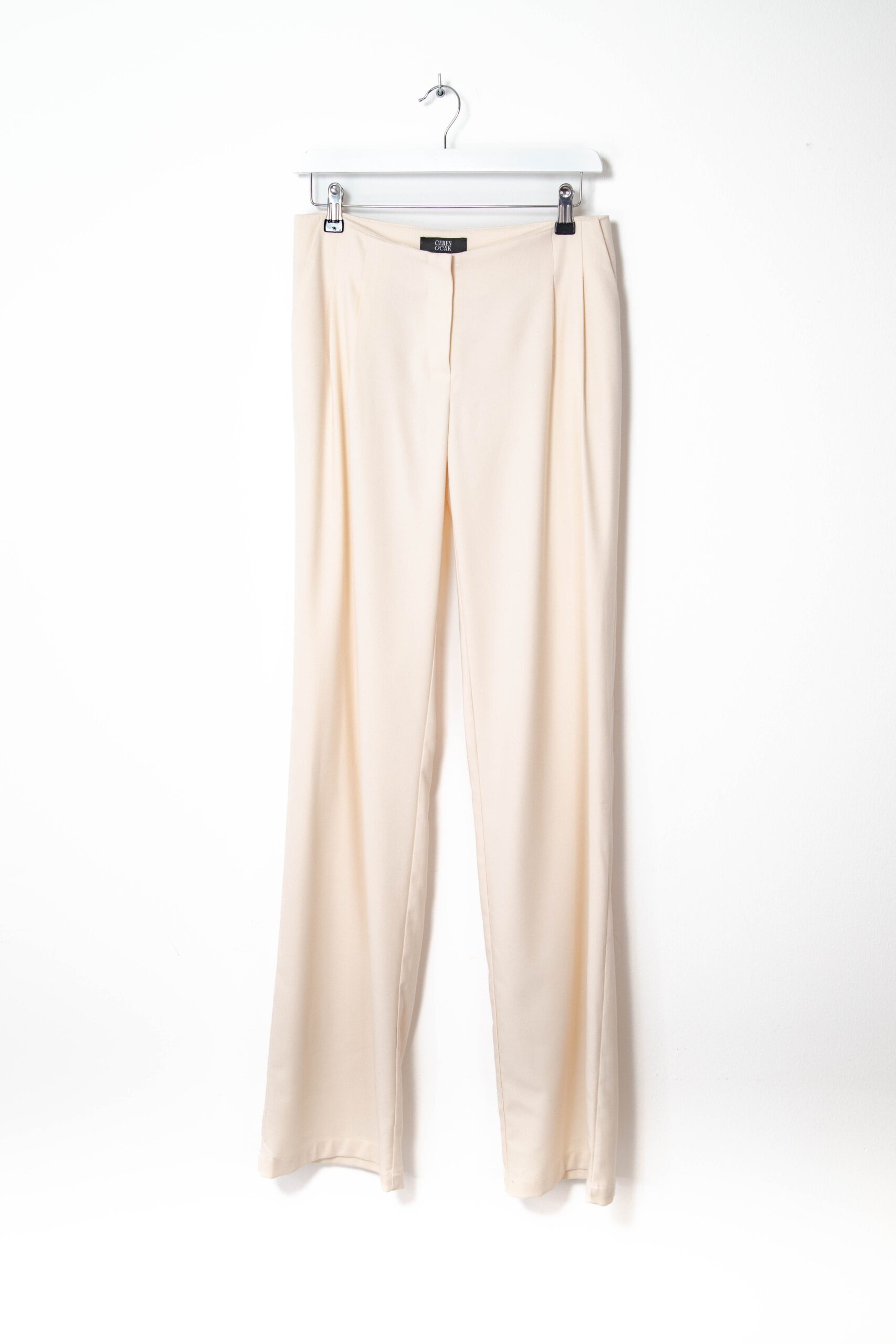 Ceren Ocak Set aus Hose, Weste und Blazer in Creme
