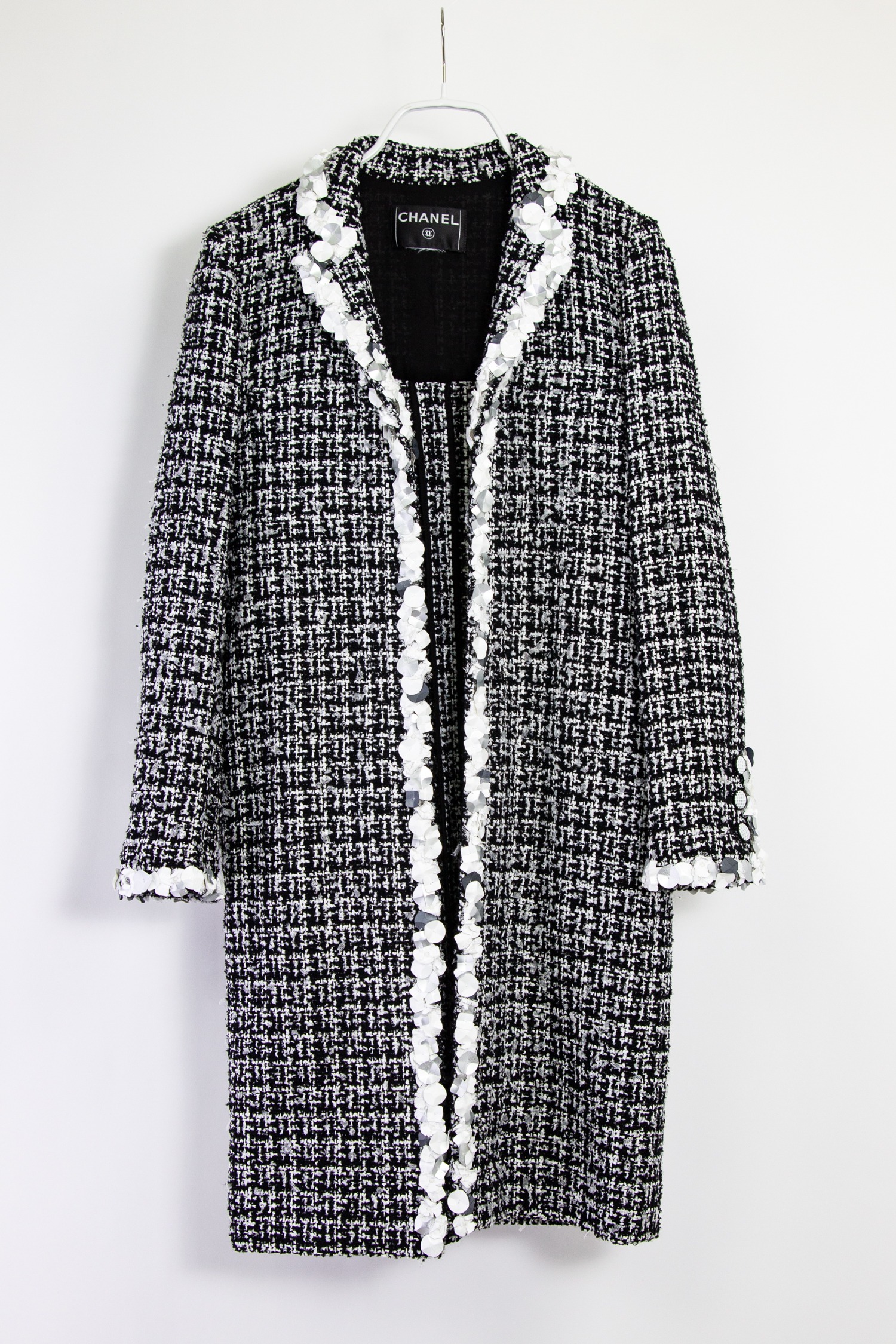 Chanel Bouclé-Mantel mit Perlenkanten in schwarz/weiß