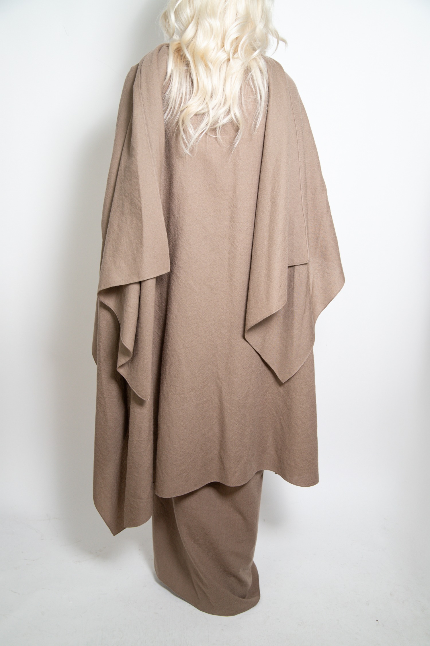 Cortana Set aus Rock und Cape in Beige