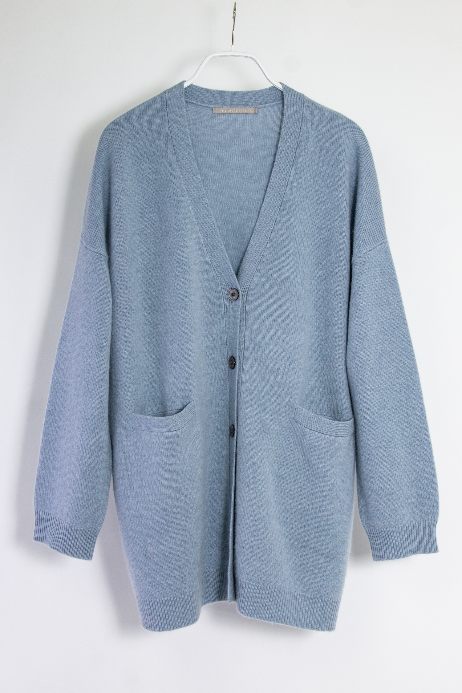 The Mercer Strickjacke in babyblau mit Knöpfen