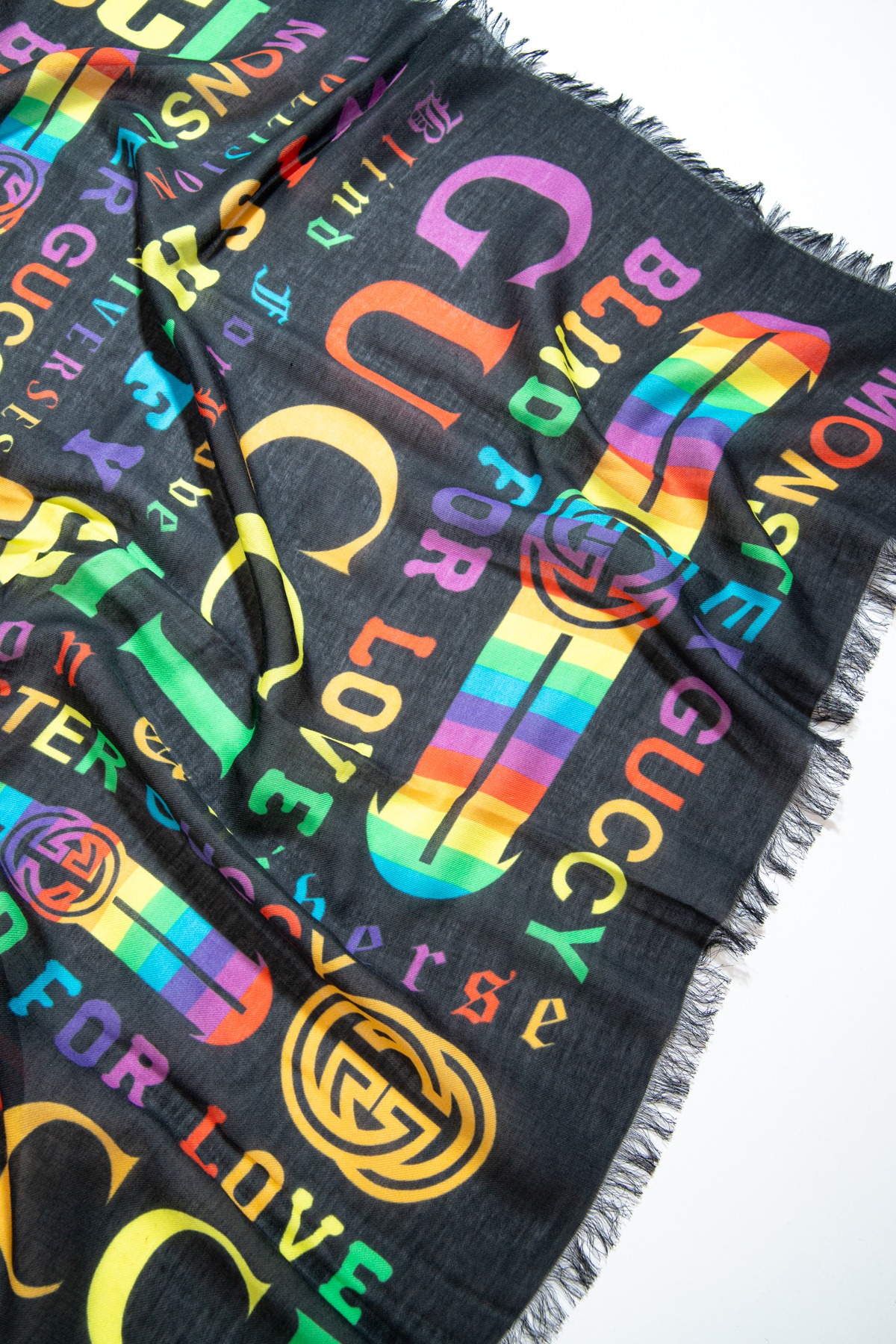 Gucci Tuch mit Print in Anthrazit und Bunt