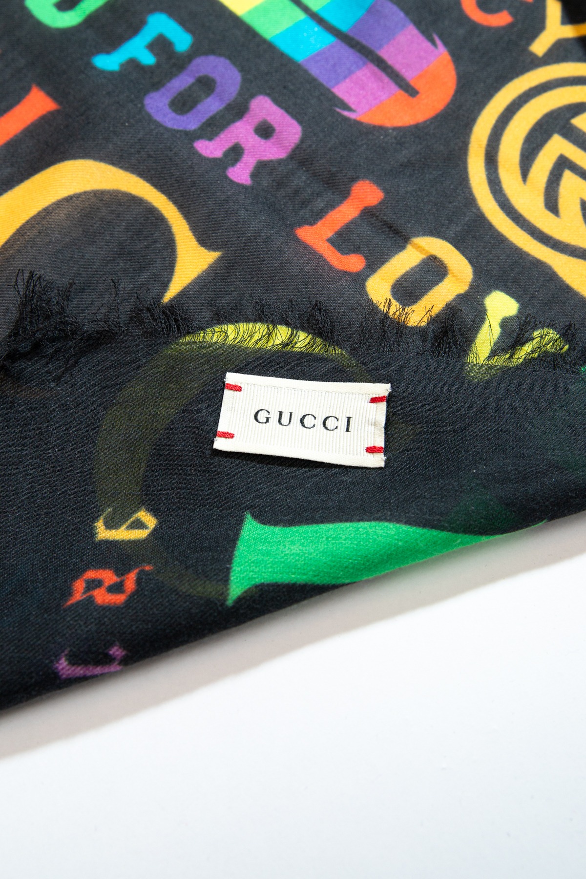 Gucci Tuch mit Print in Anthrazit und Bunt