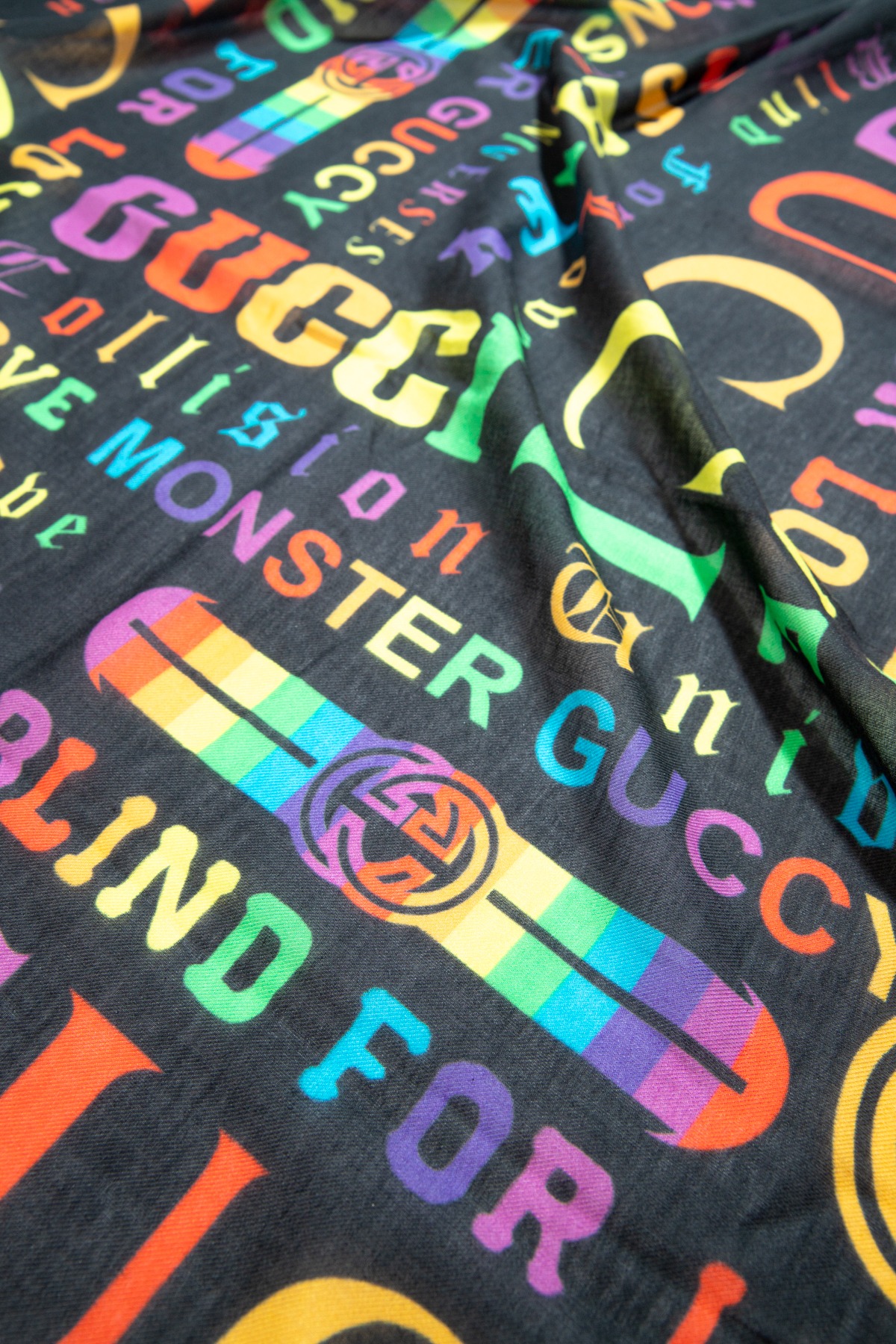 Gucci Tuch mit Print in Anthrazit und Bunt