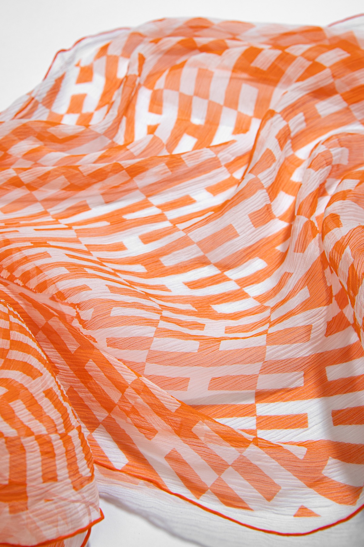 Hermès Seidentuch mit Muster in Orange und Weiß