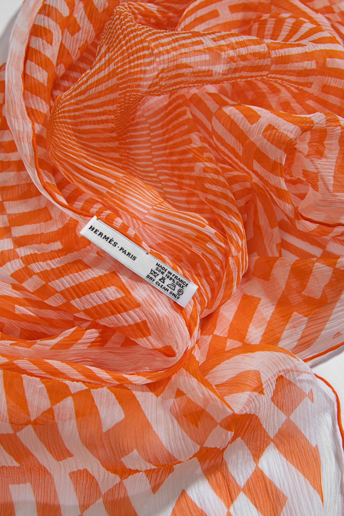 Hermès Seidentuch mit Muster in Orange und Weiß