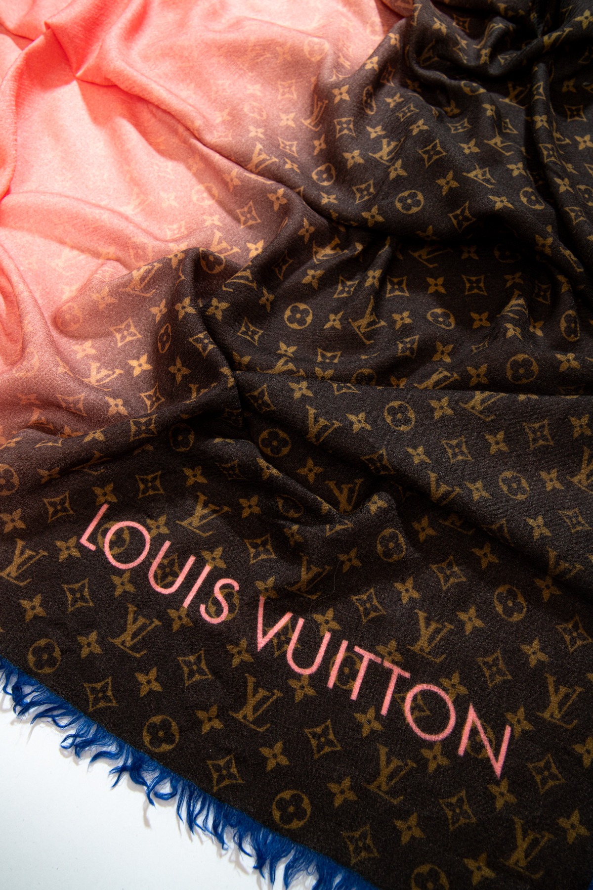 Louis Vuitton "Telling" Tuch in Braun, Dunkelbraun und Lachs
