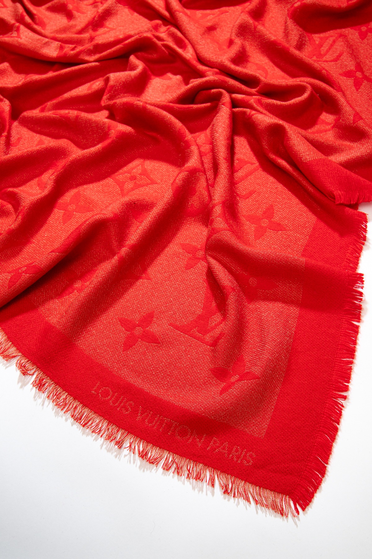 Louis Vuitton Tuch mit Monogramm-Muster in Rot und Beige