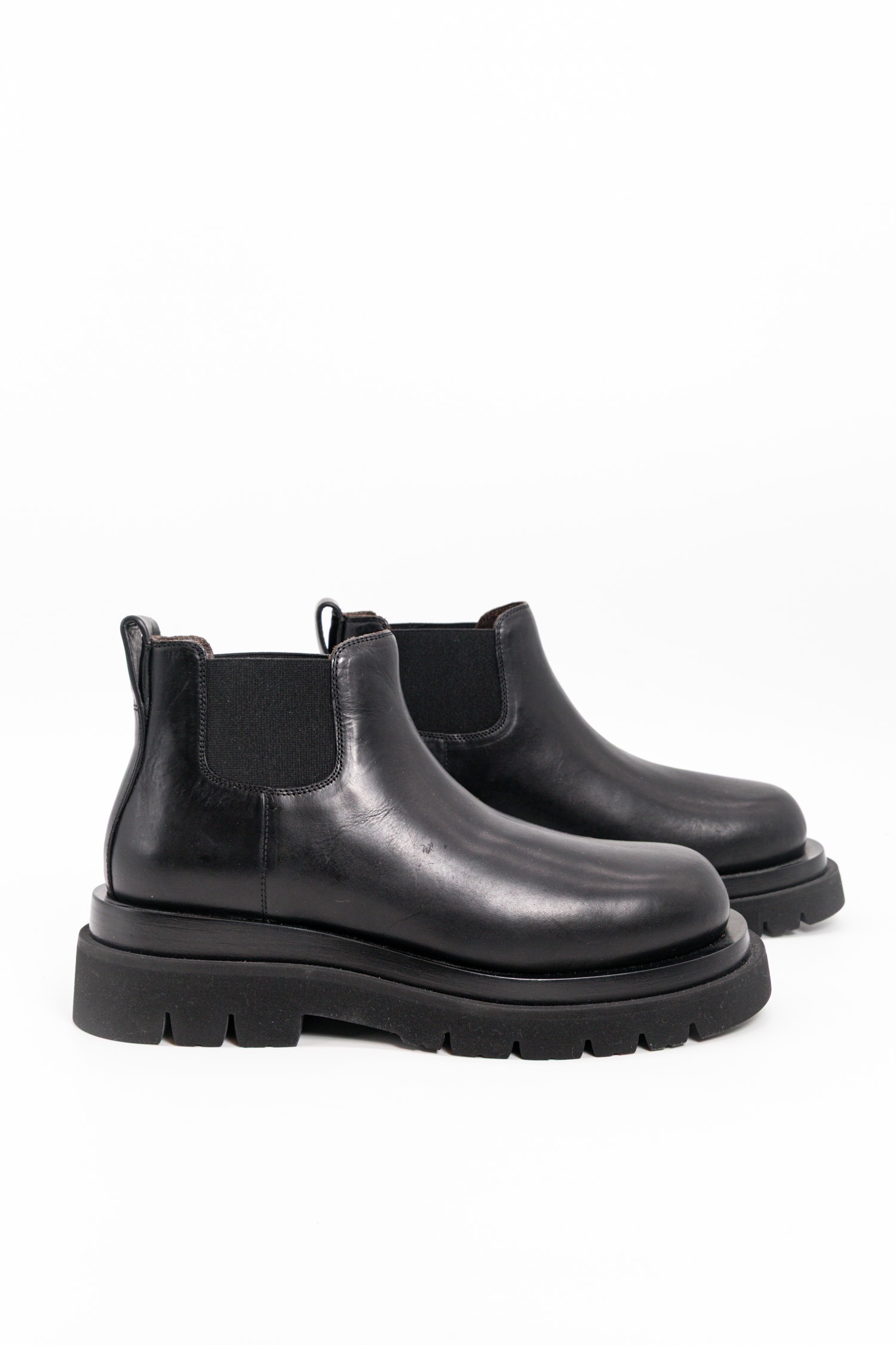 Bottega Veneta "Lug" Chelseaboots in Schwarz