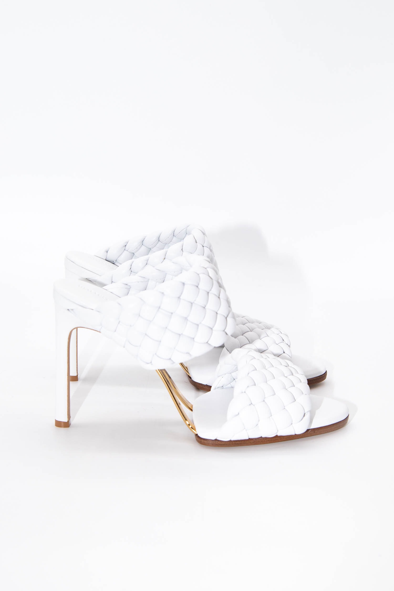 Bottega Veneta "Lido" Sandaletten in Weiß und Gold
