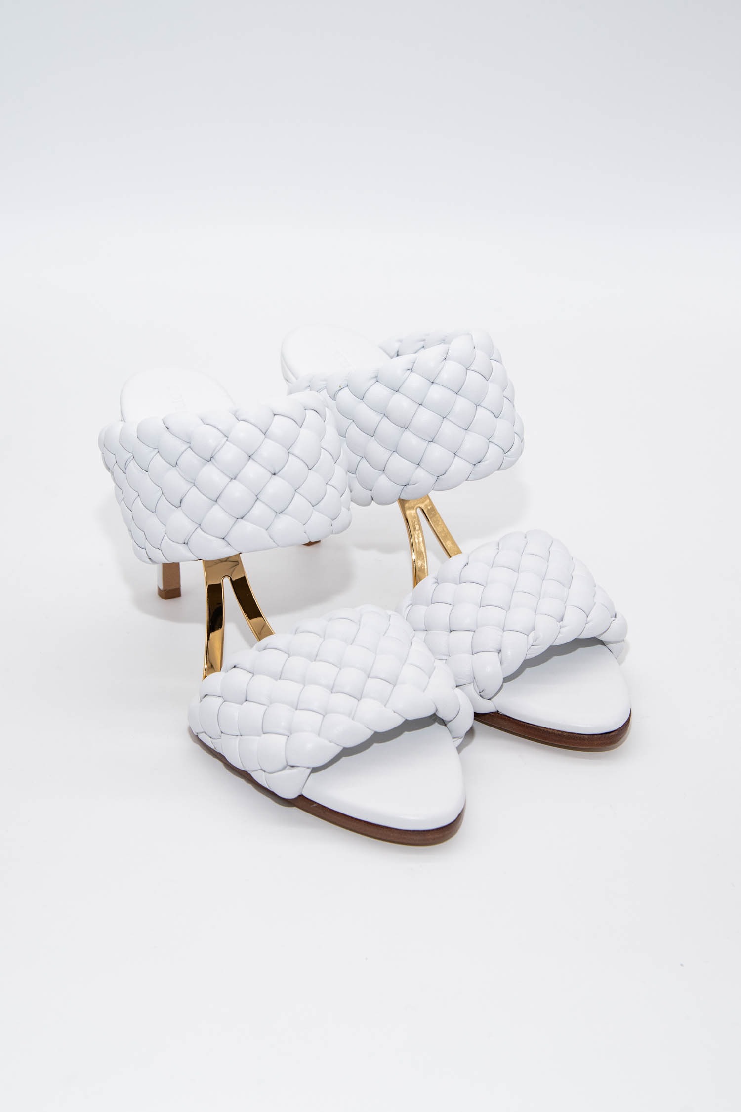 Bottega Veneta "Lido" Sandaletten in Weiß und Gold