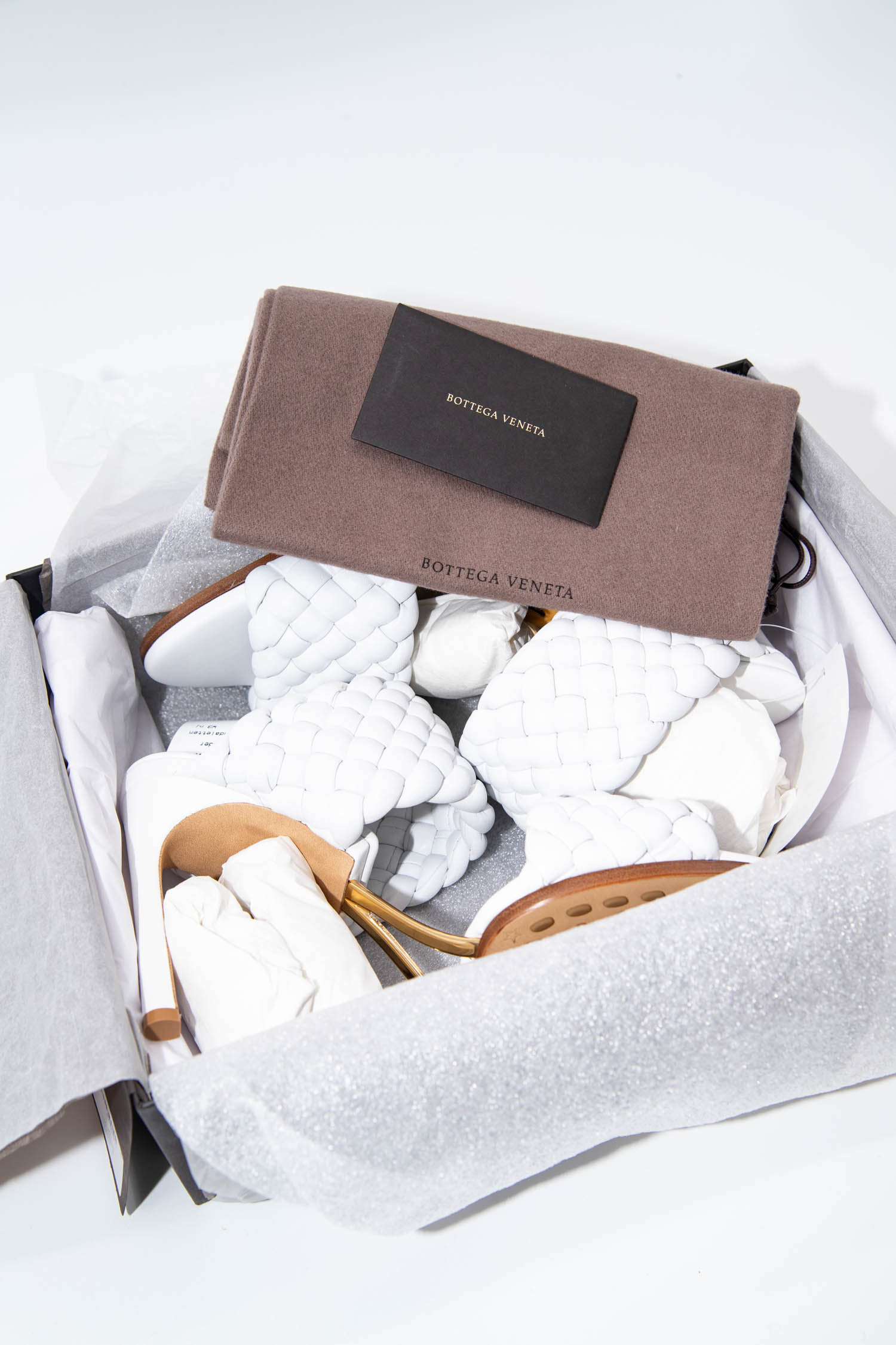 Bottega Veneta "Lido" Sandaletten in Weiß und Gold