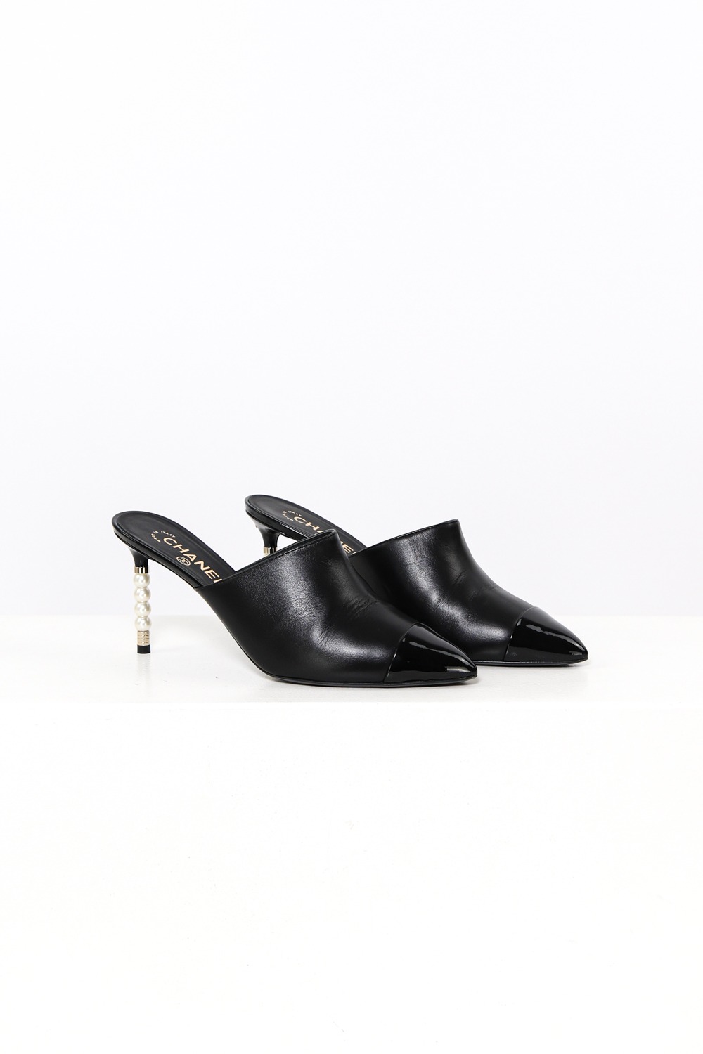 Chanel Mules in Schwarz mit Perlen