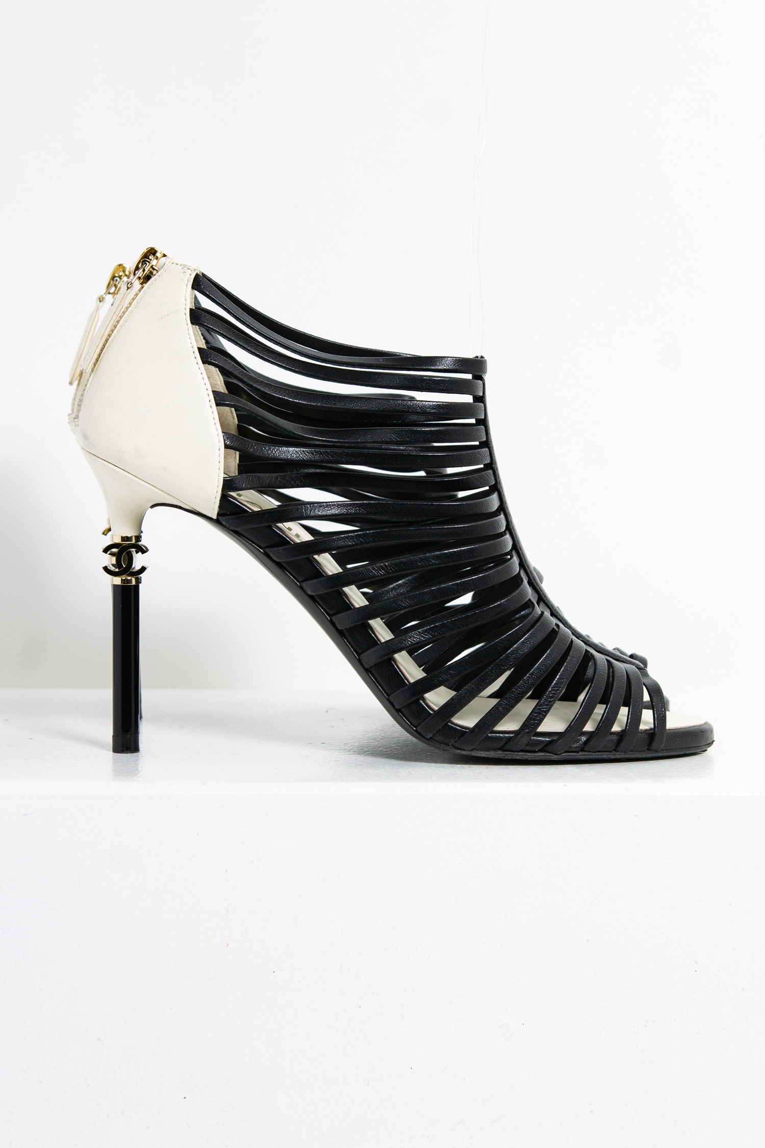 Chanel Sandaletten mit feinen Riemchen in schwarz