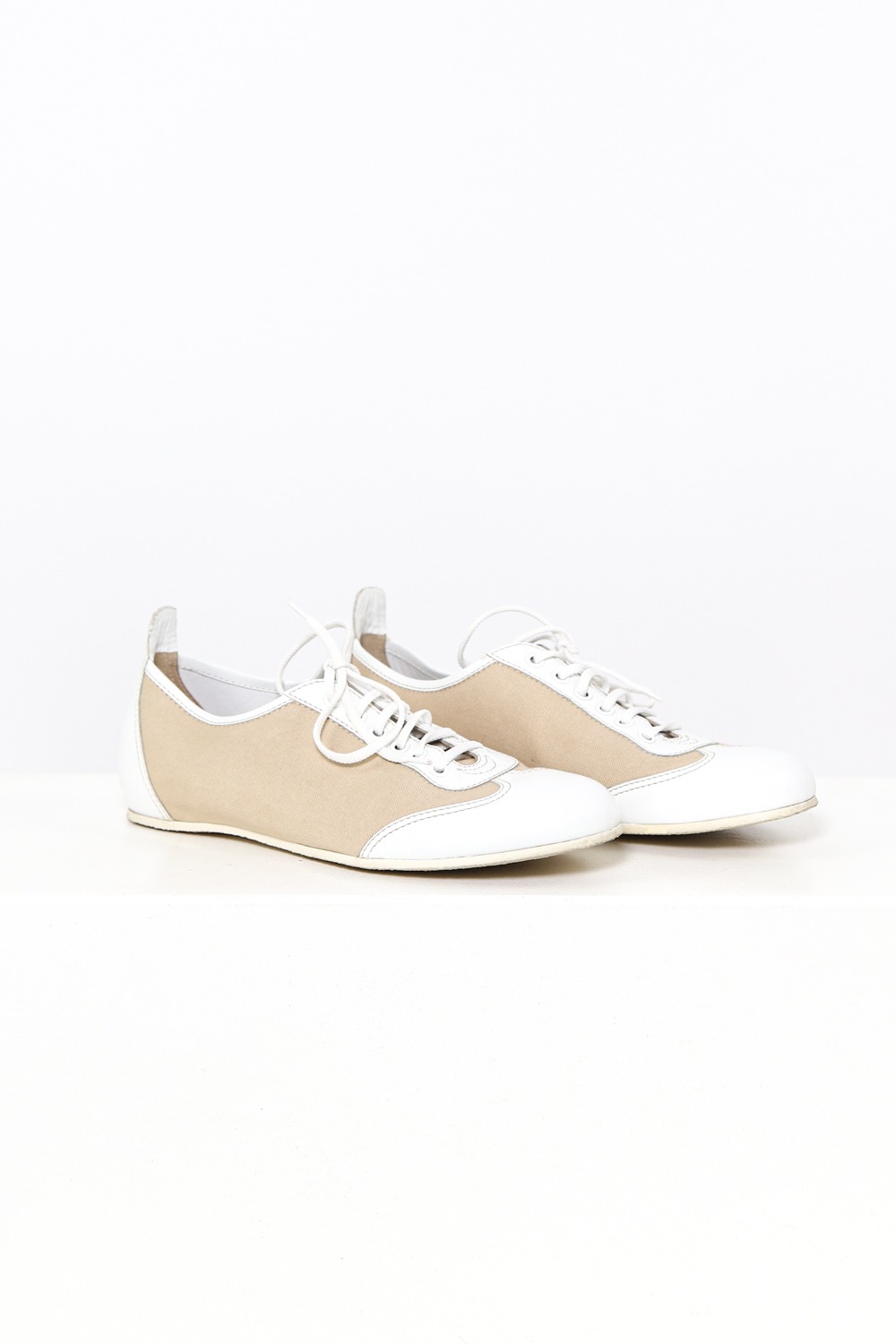 Chanel Schürschuhe in Beige-Weiß