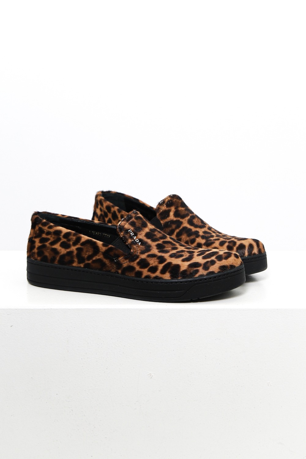 Prada Slipper im Leo-Look