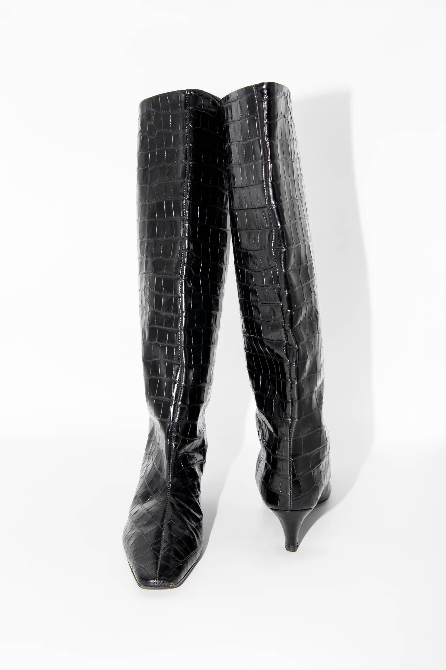 Toteme Wide Shaft Stiefel mit Croco-Optik in Schwarz
