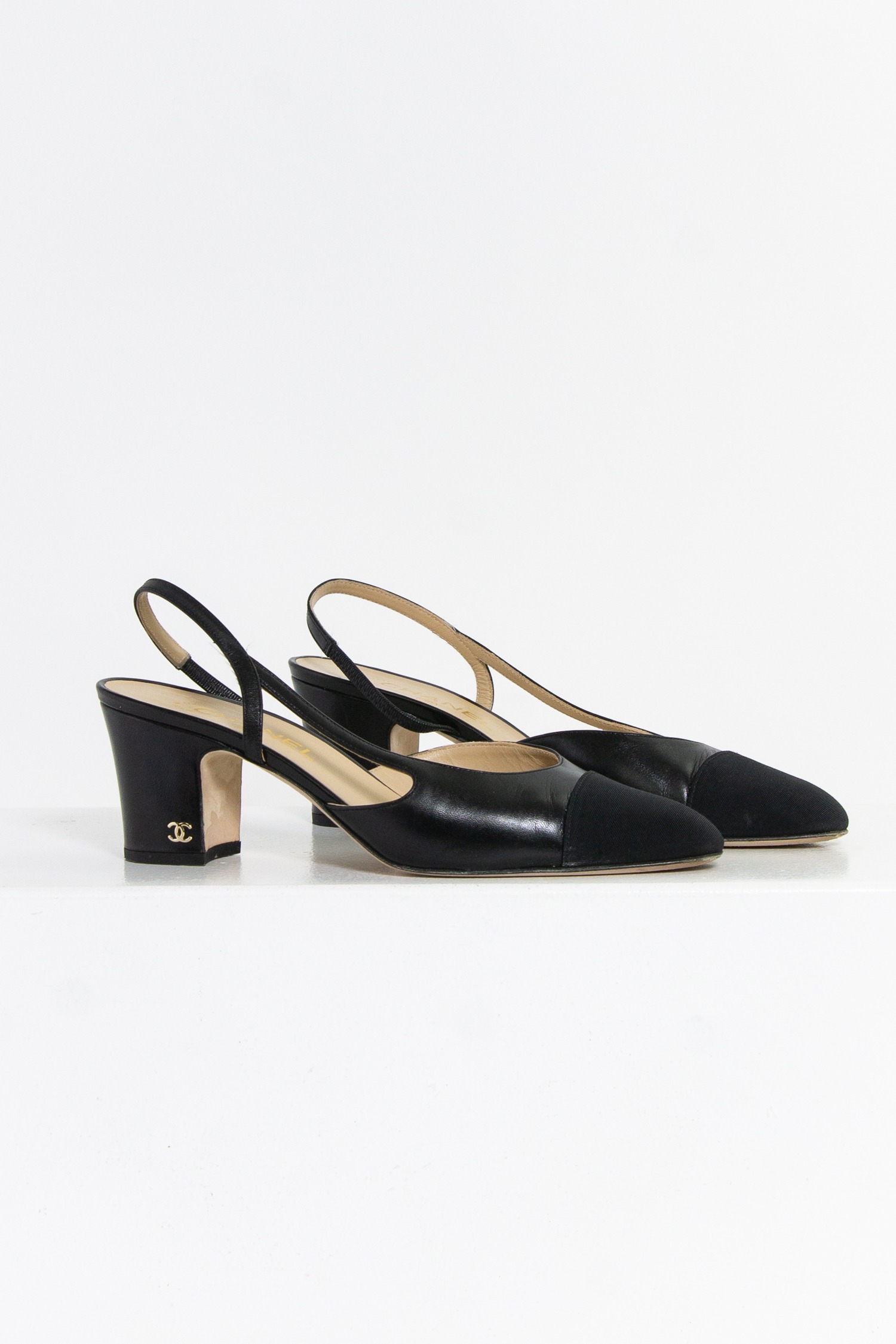 Chanel Slingbacks aus Leder in Schwarz