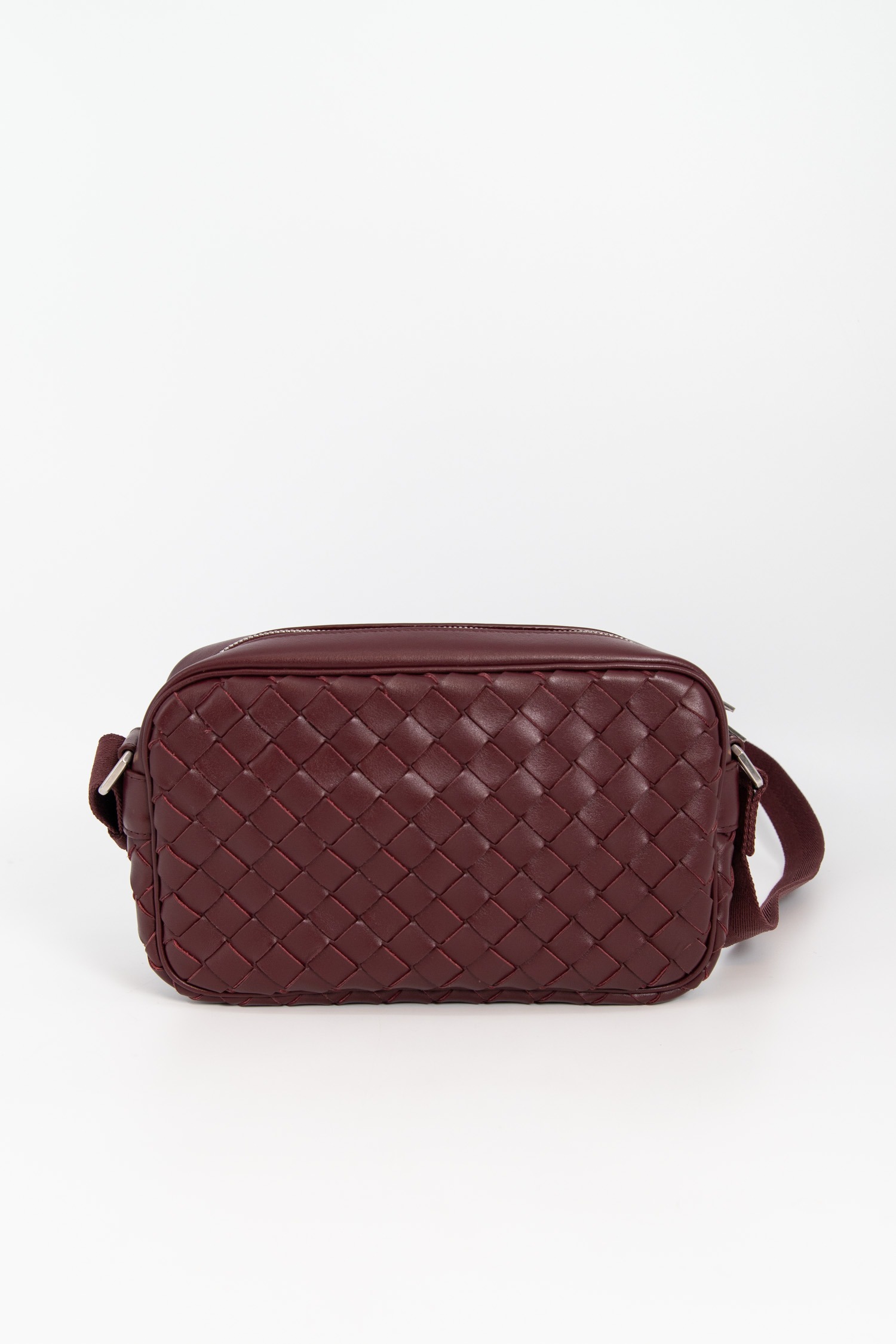 Bottega Veneta "Kleine Intrecciato Camera Bag" in Bordeaux