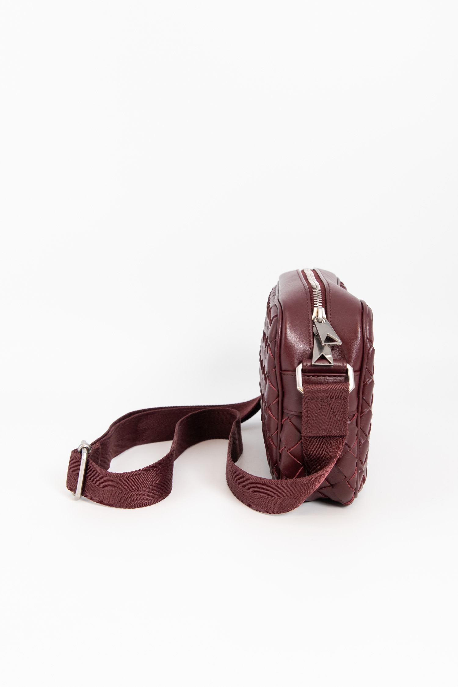 Bottega Veneta "Kleine Intrecciato Camera Bag" in Bordeaux