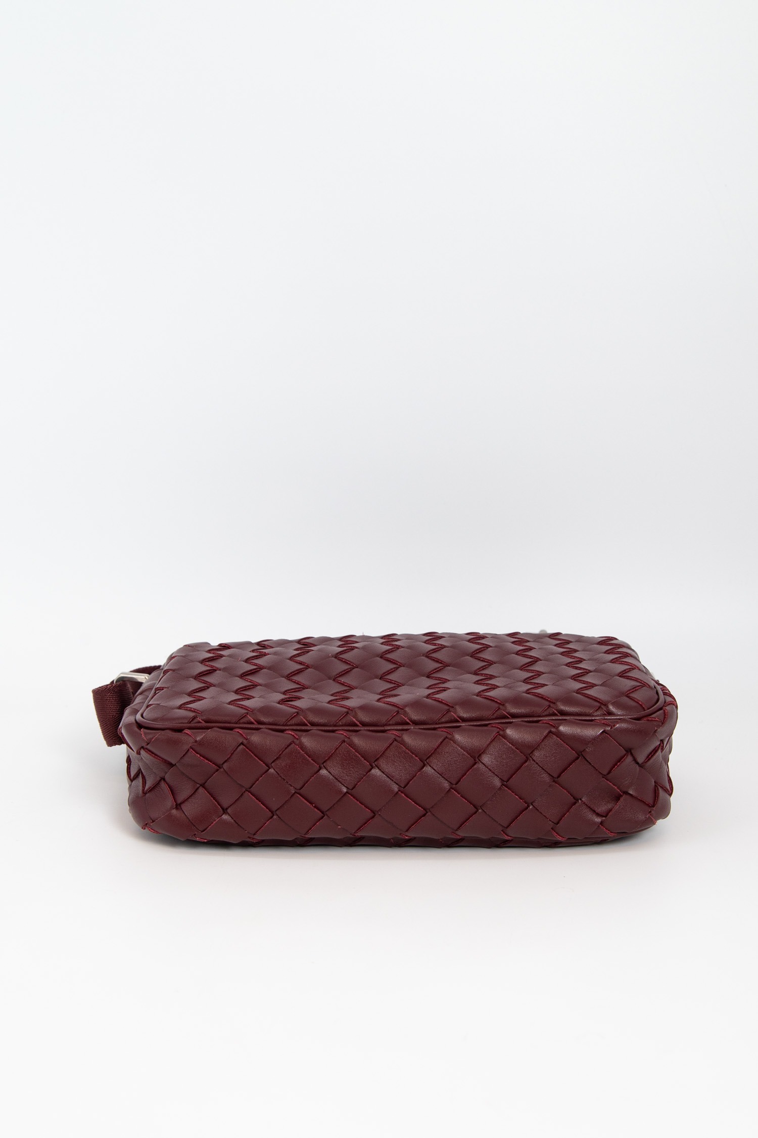 Bottega Veneta "Kleine Intrecciato Camera Bag" in Bordeaux