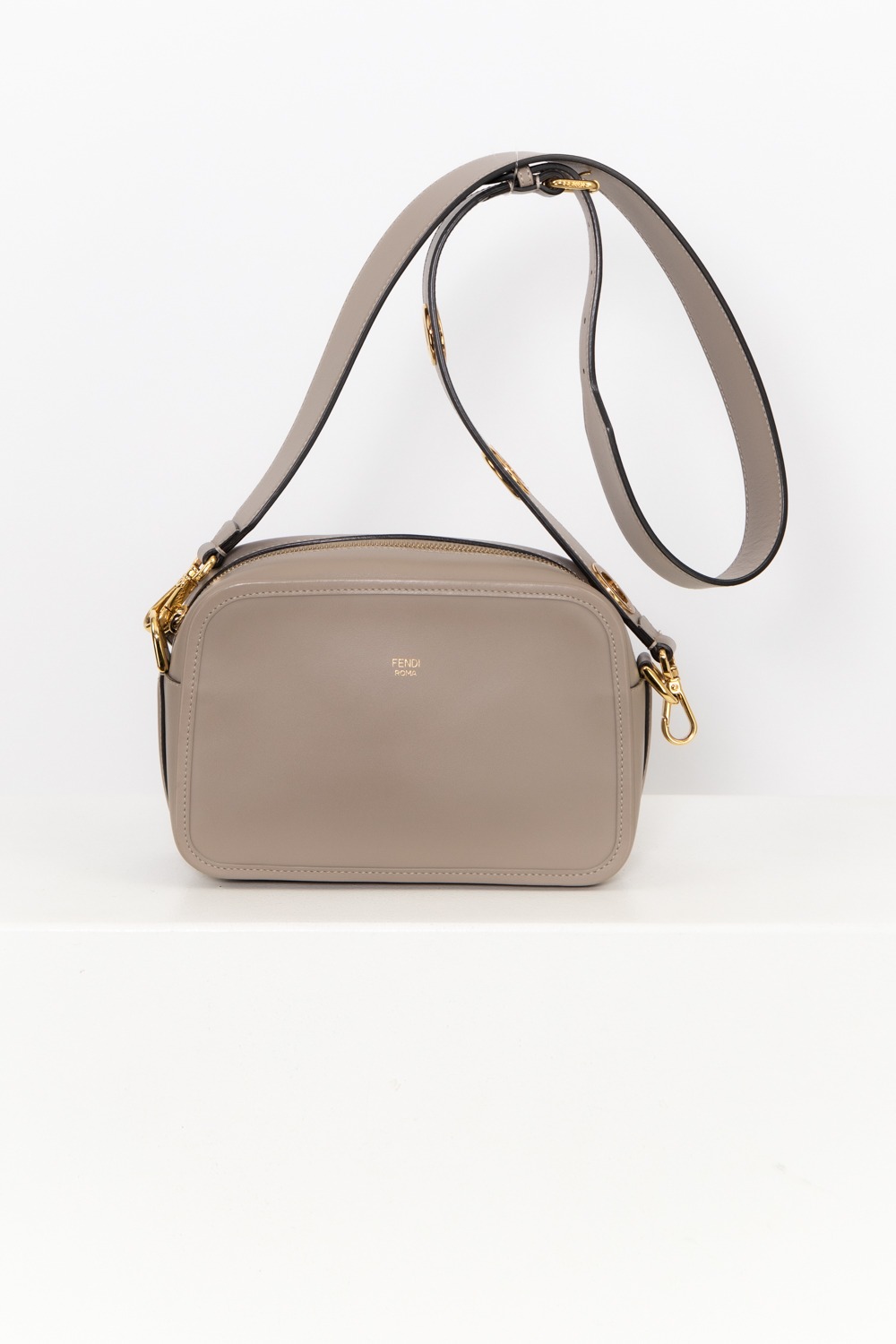 Fendi Umhängetasche in Taupe