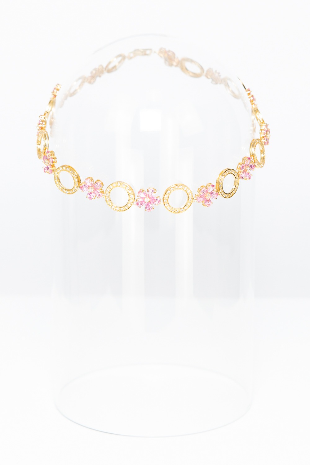 Halskette in Gold mit rosa Blüten-Details