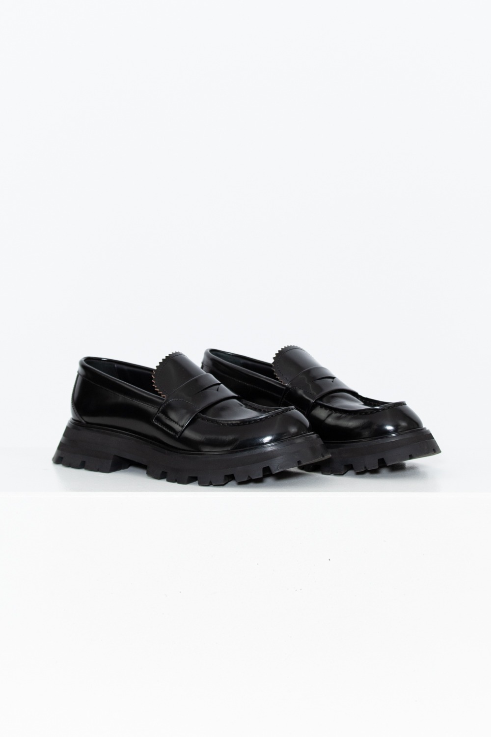 Alexander McQueen in Schwarz