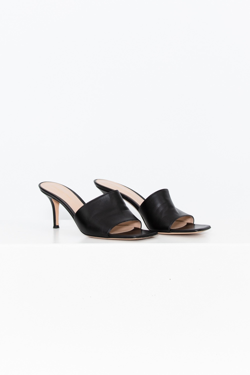 Gianvito Rossi Mules in Schwarz