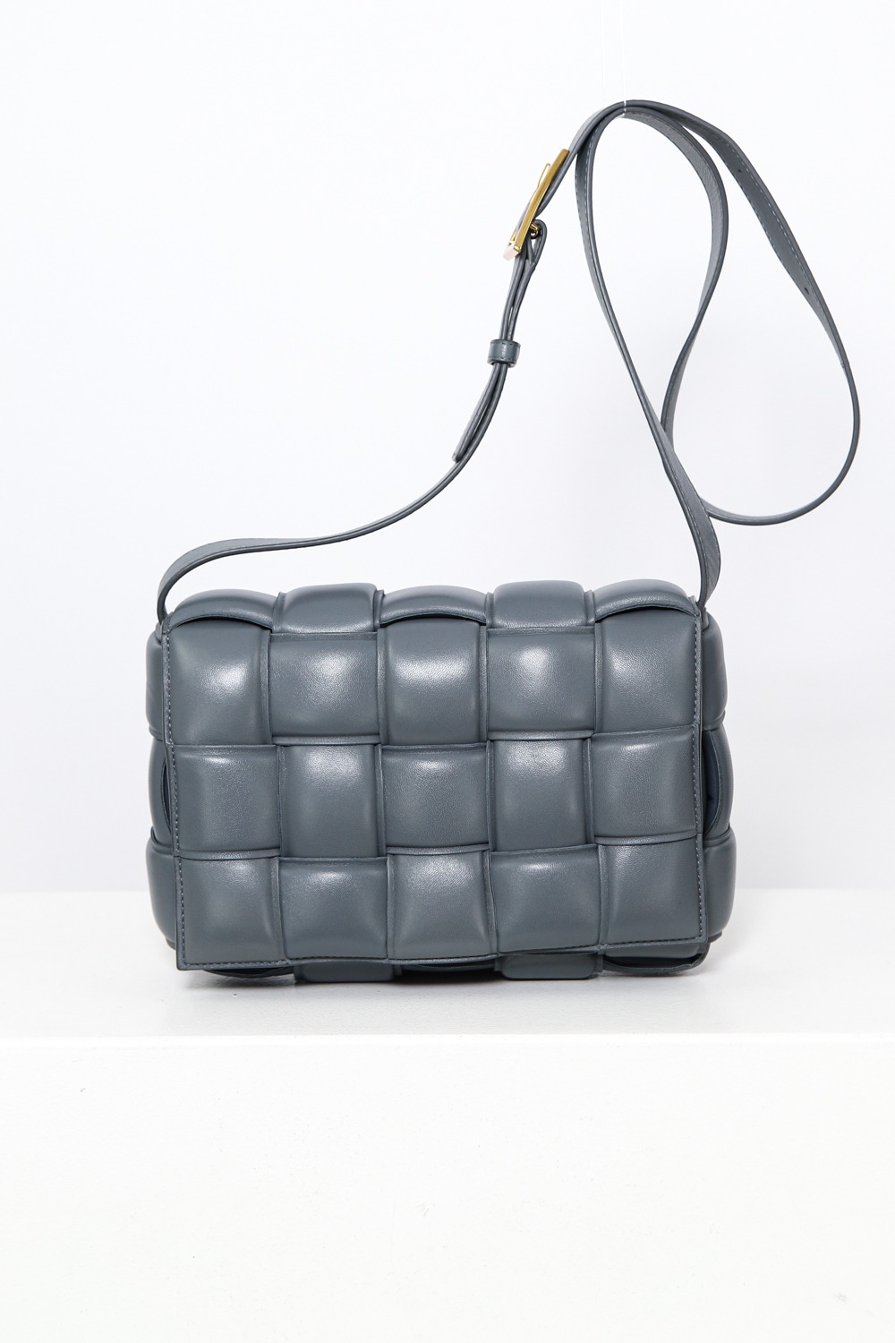 Bottega Veneta "Padded Cassette" in Dunkelgrau