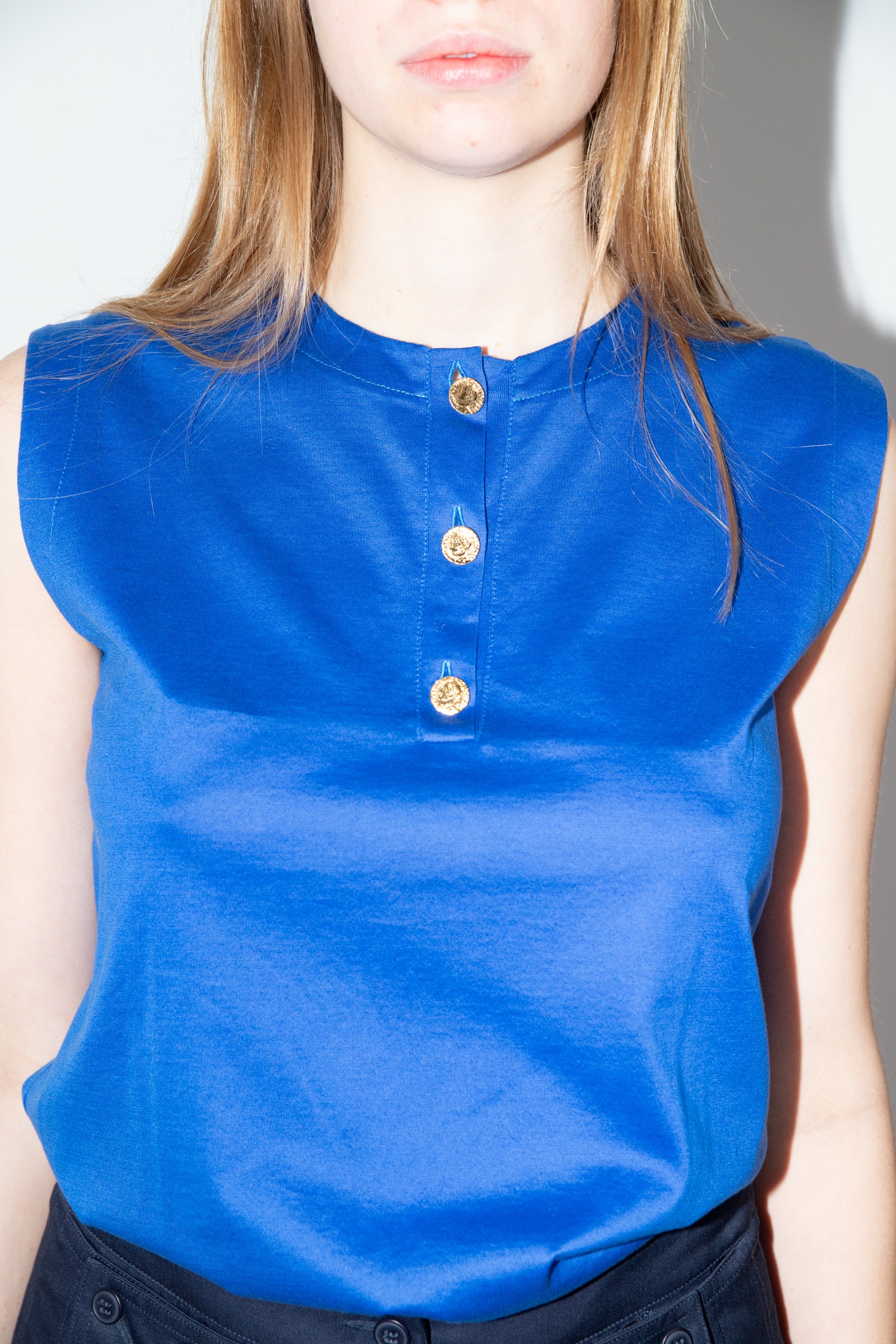 Yves Saint Laurent Vintage ärmelloses Top in Blau mit Knöpfen